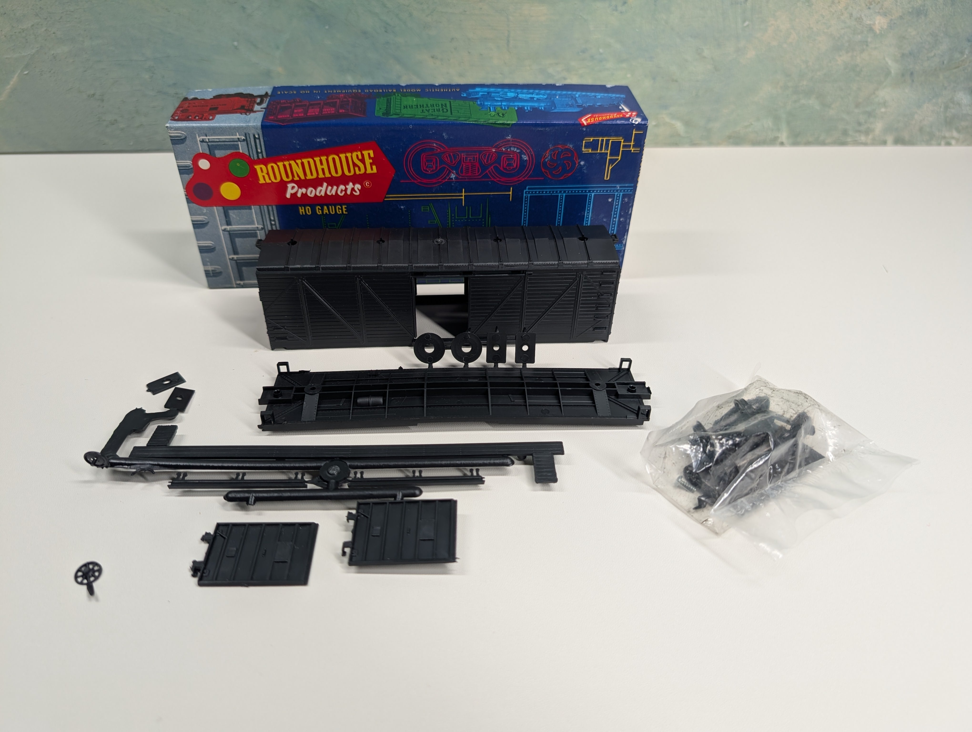 USED Roundhouse 1030 HO Scale 40' Box Car Kit Truss Side Undecorated Black KIT
