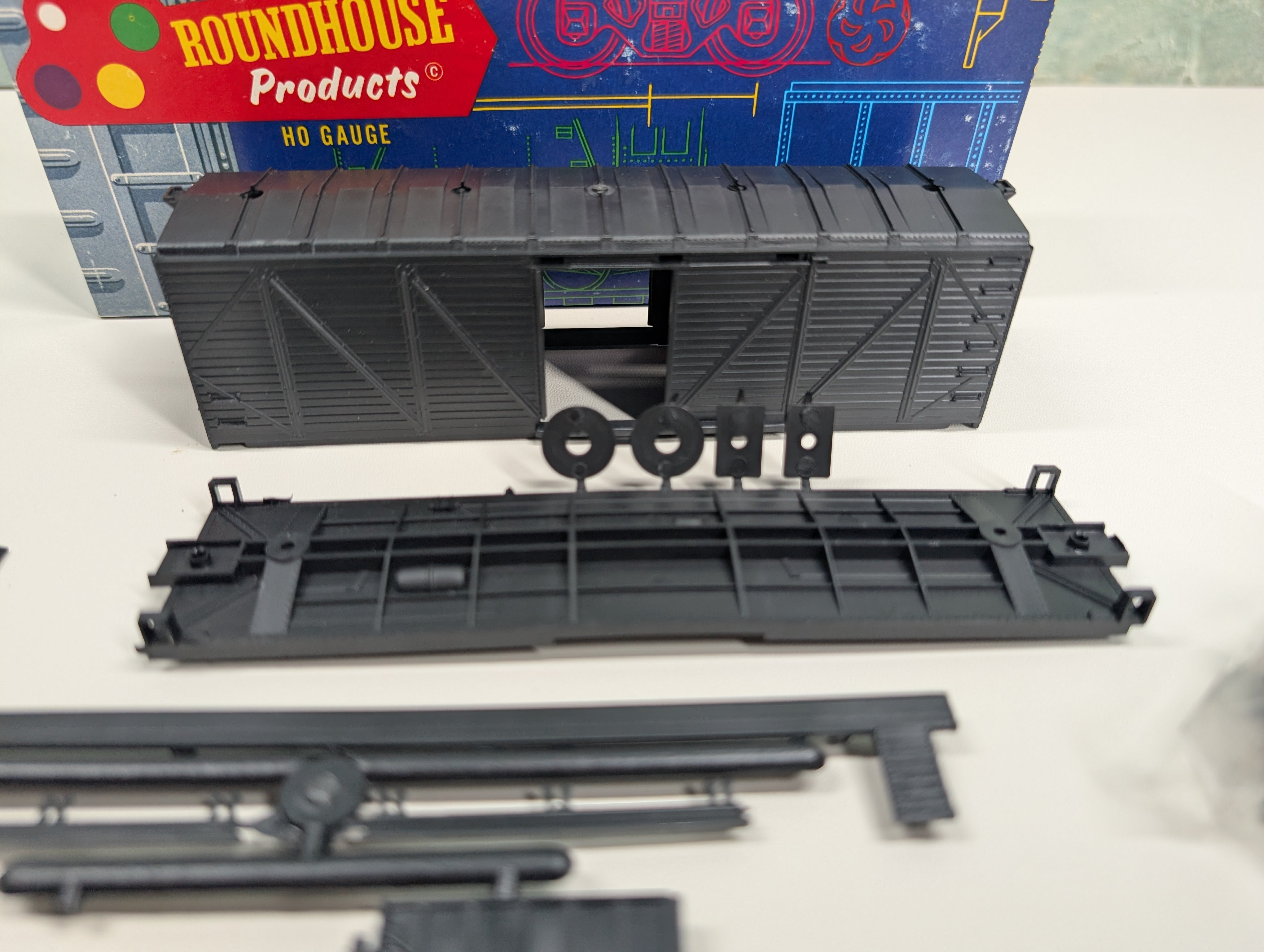 USED Roundhouse 1030 HO Scale 40' Box Car Kit Truss Side Undecorated Black KIT