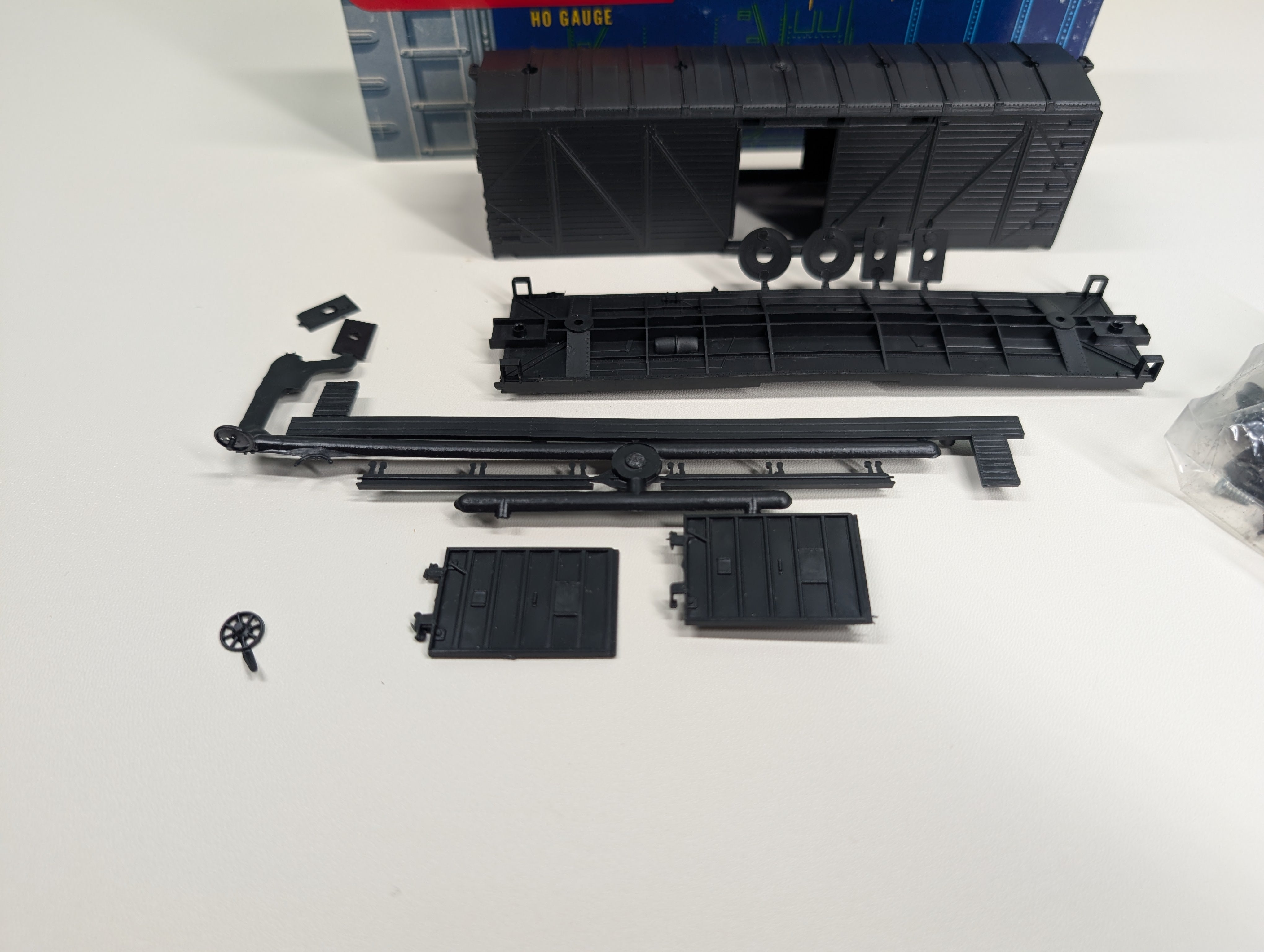USED Roundhouse 1030 HO Scale 40' Box Car Kit Truss Side Undecorated Black KIT