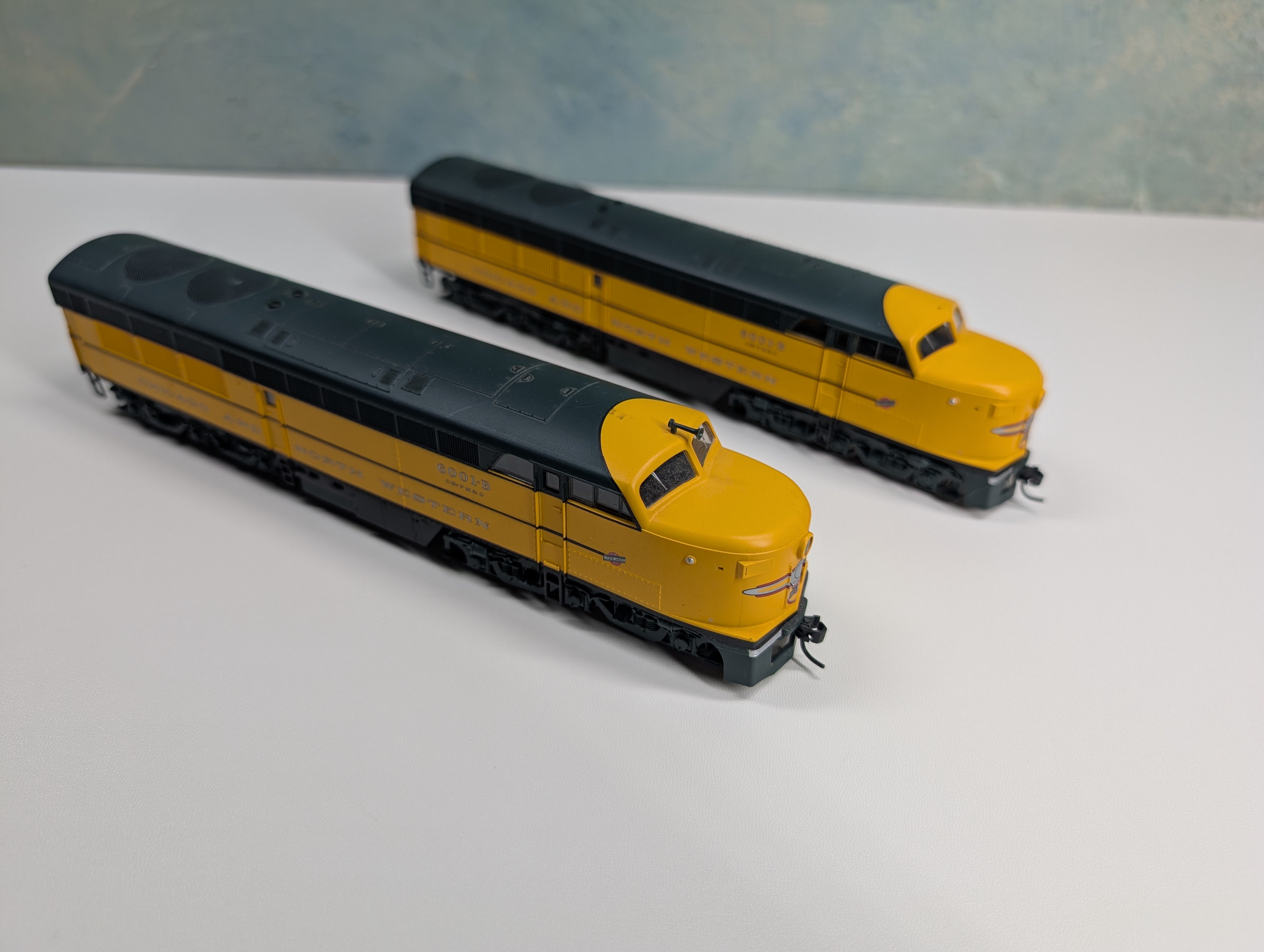 USED Life-Like HO Scale Set of Proto 1000 Erie Built Diesel Locomotive Chicago & North Western Chicago & North Western CNW #6001B Runs DC (2 pcs)