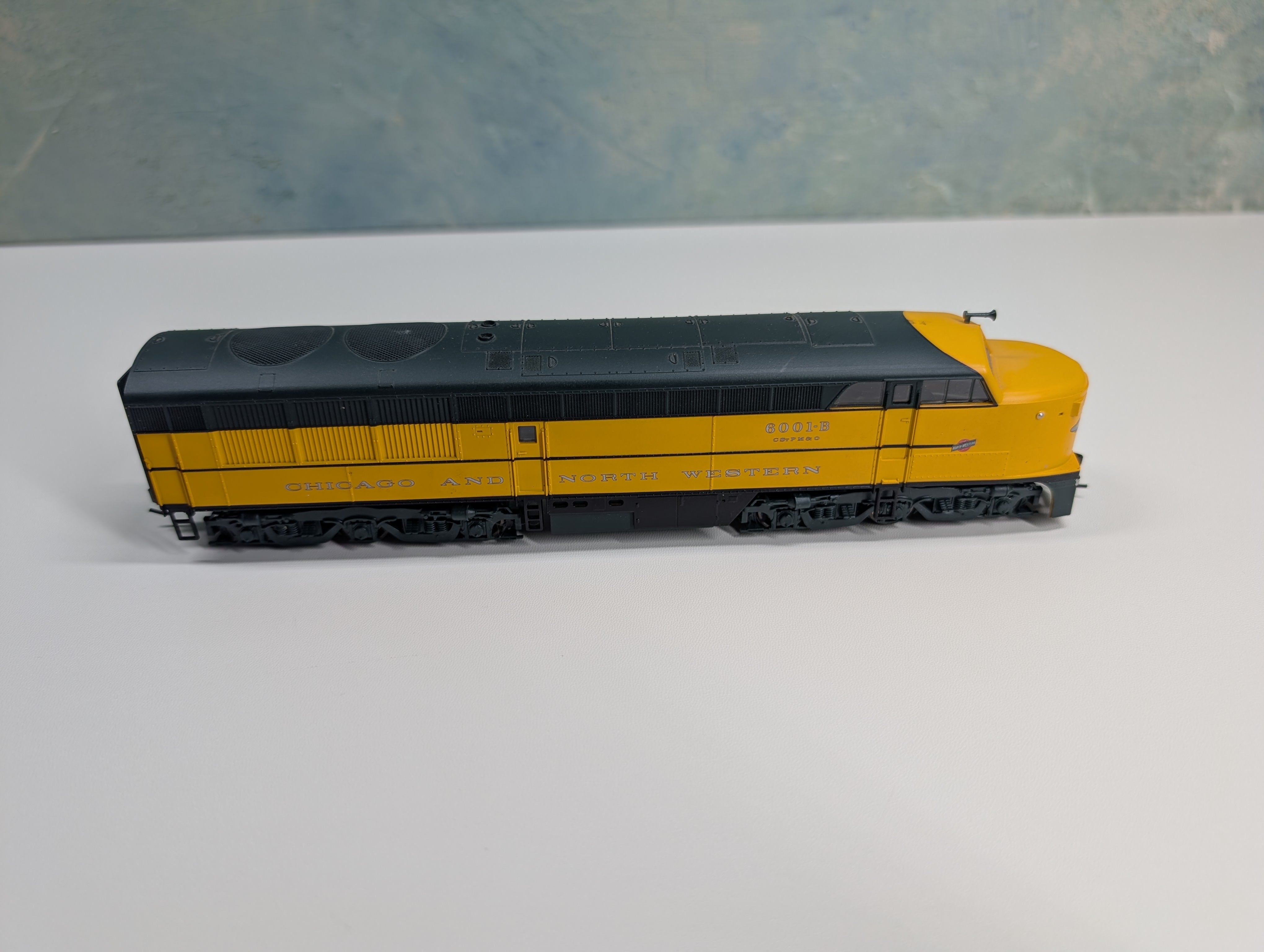 USED Life-Like HO Scale Set of Proto 1000 Erie Built Diesel Locomotive Chicago & North Western Chicago & North Western CNW #6001B Runs DC (2 pcs)