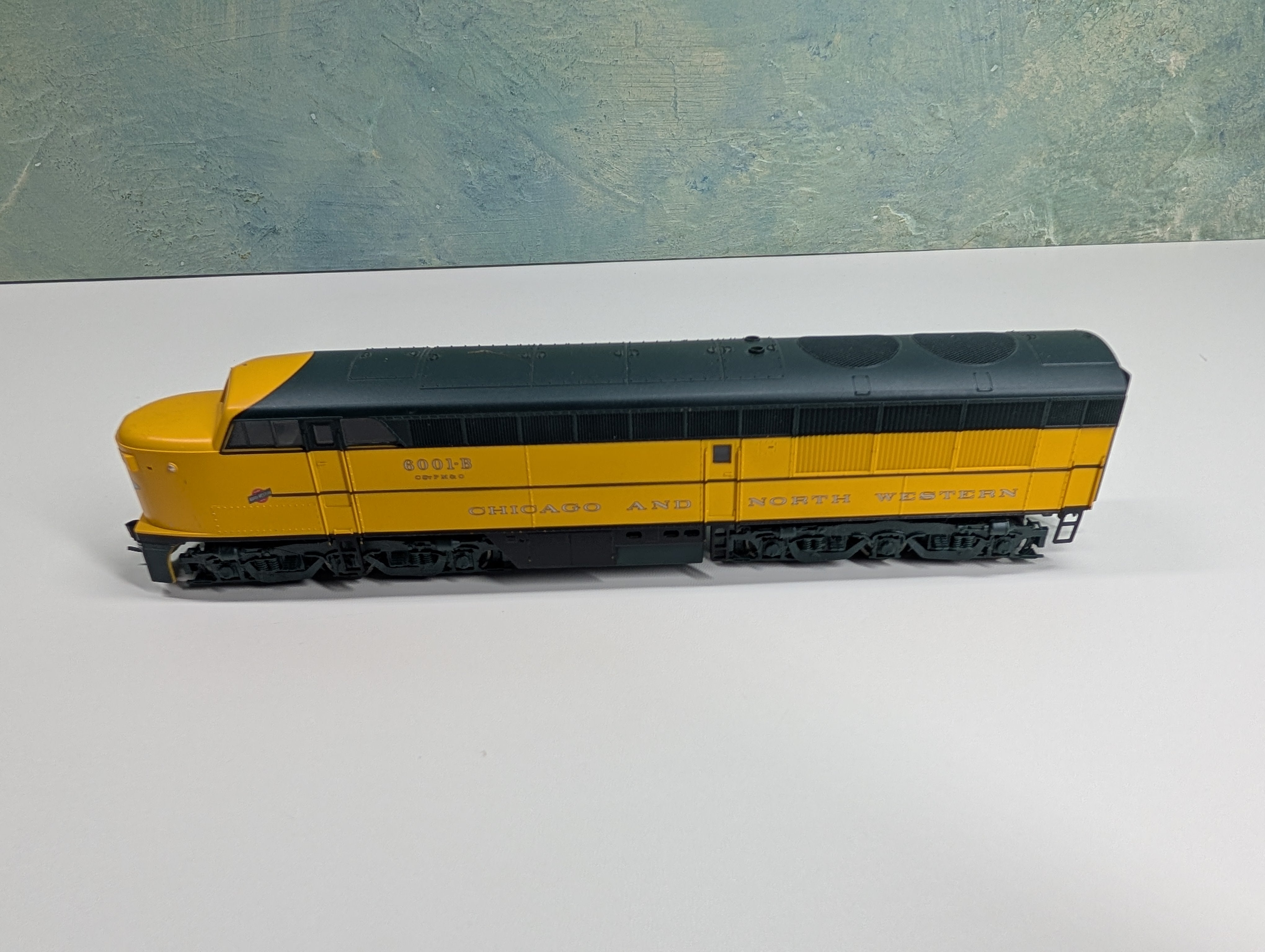 USED Life-Like HO Scale Set of Proto 1000 Erie Built Diesel Locomotive Chicago & North Western Chicago & North Western CNW #6001B Runs DC (2 pcs)