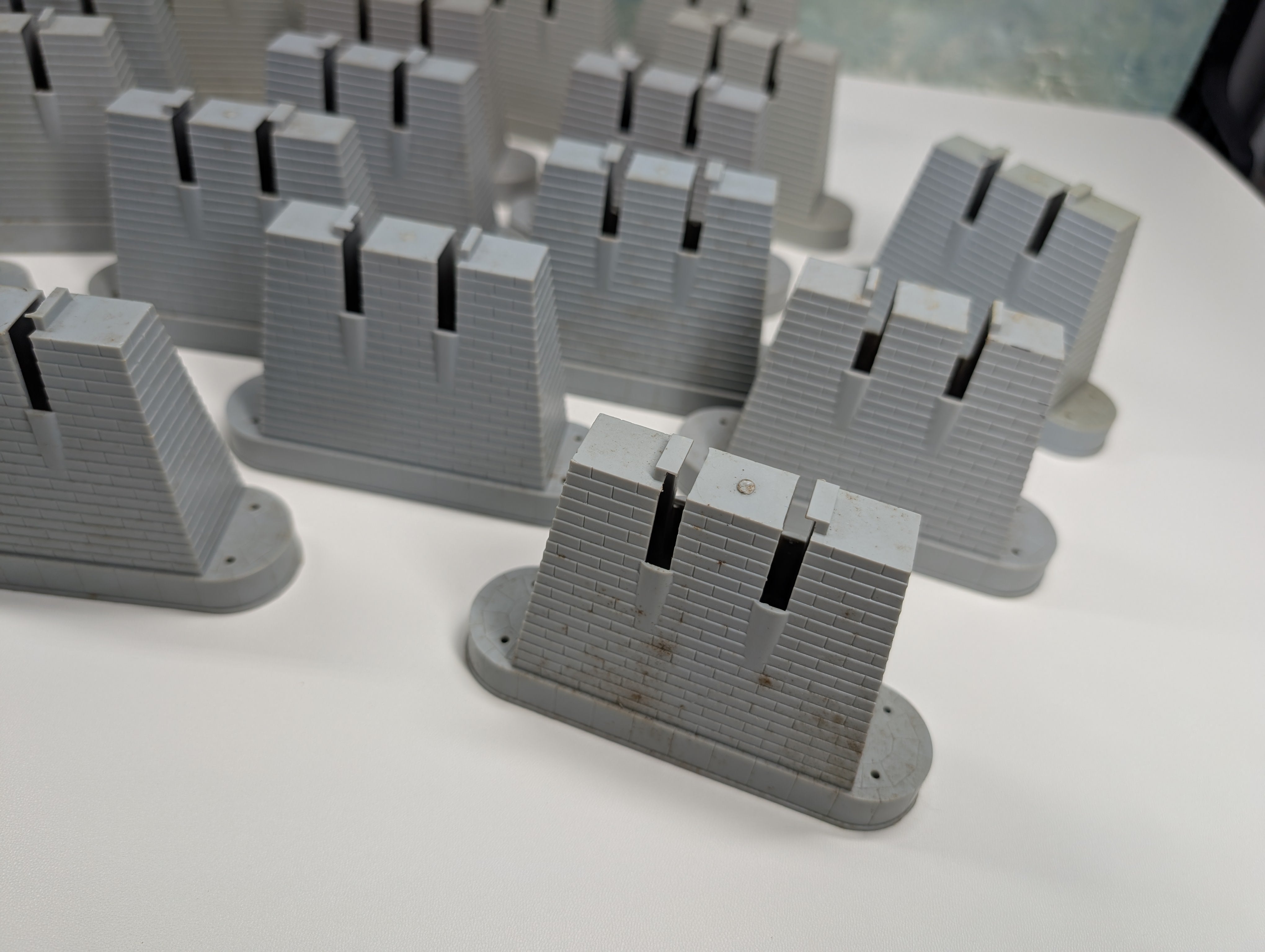 USED Atlas HO Scale Lot of 3" Piers (28 pcs)