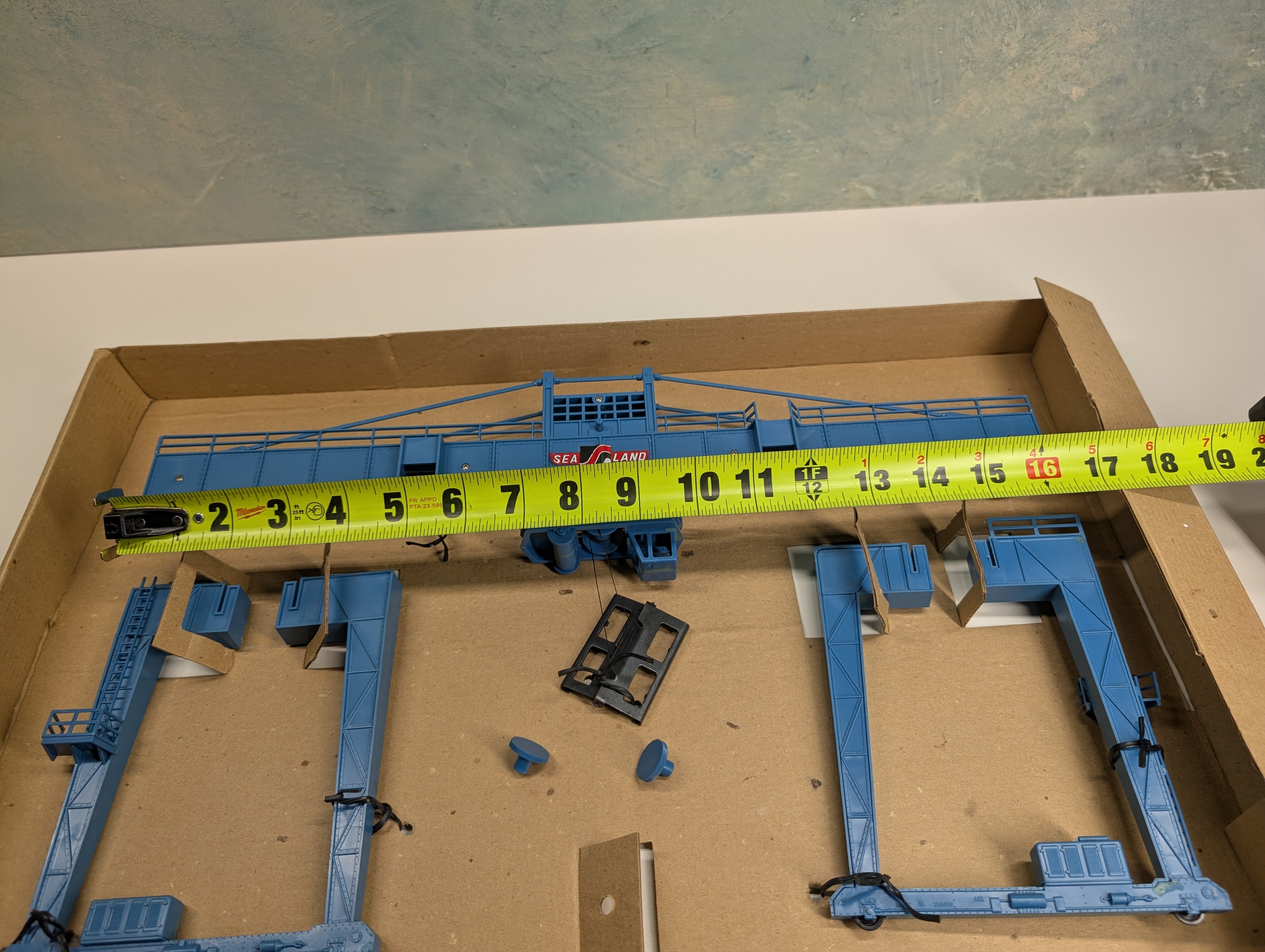 USED AHM 11013 HO Scale Operating Mighty Mover Crane KIT