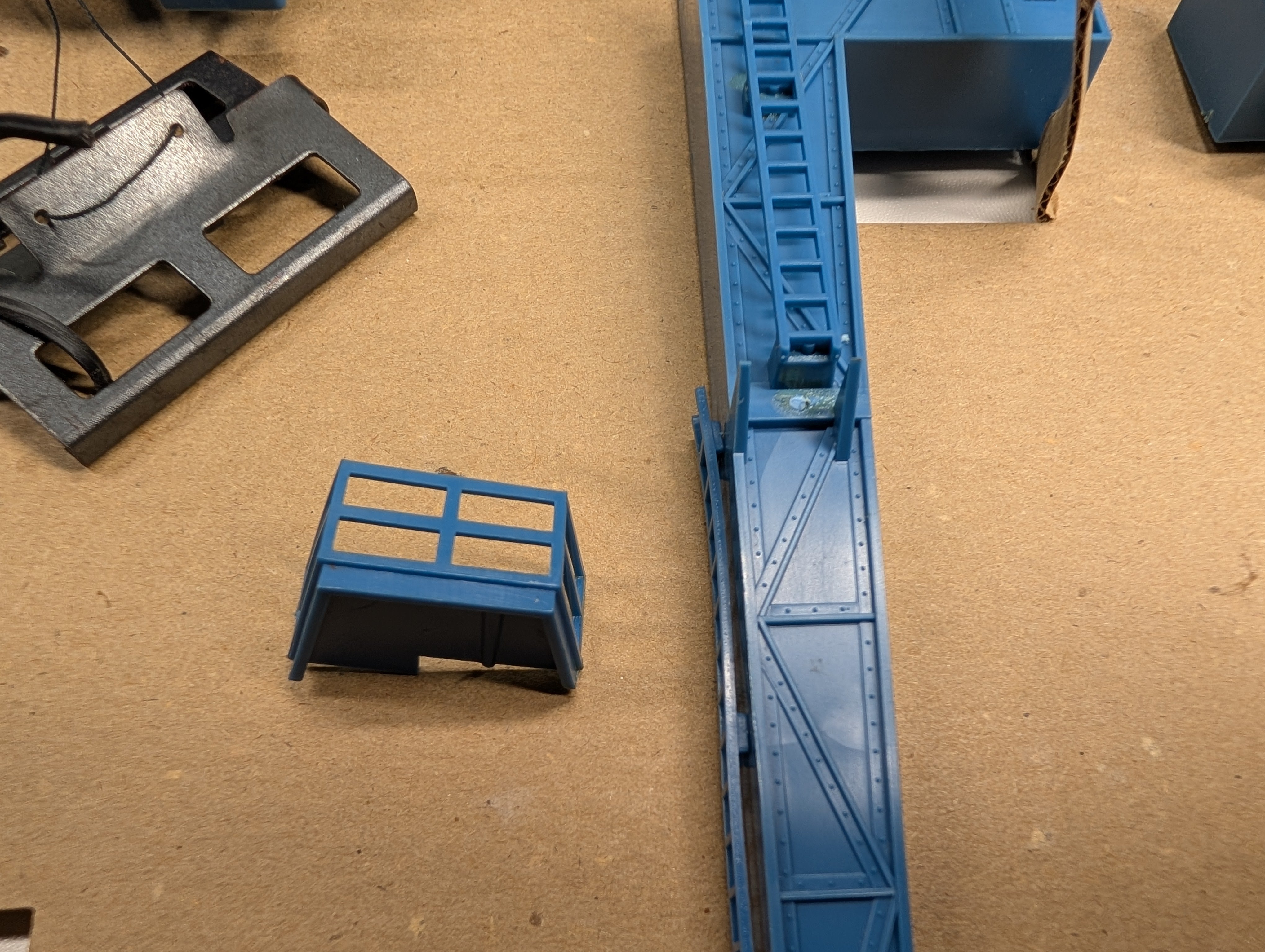USED AHM 11013 HO Scale Operating Mighty Mover Crane KIT