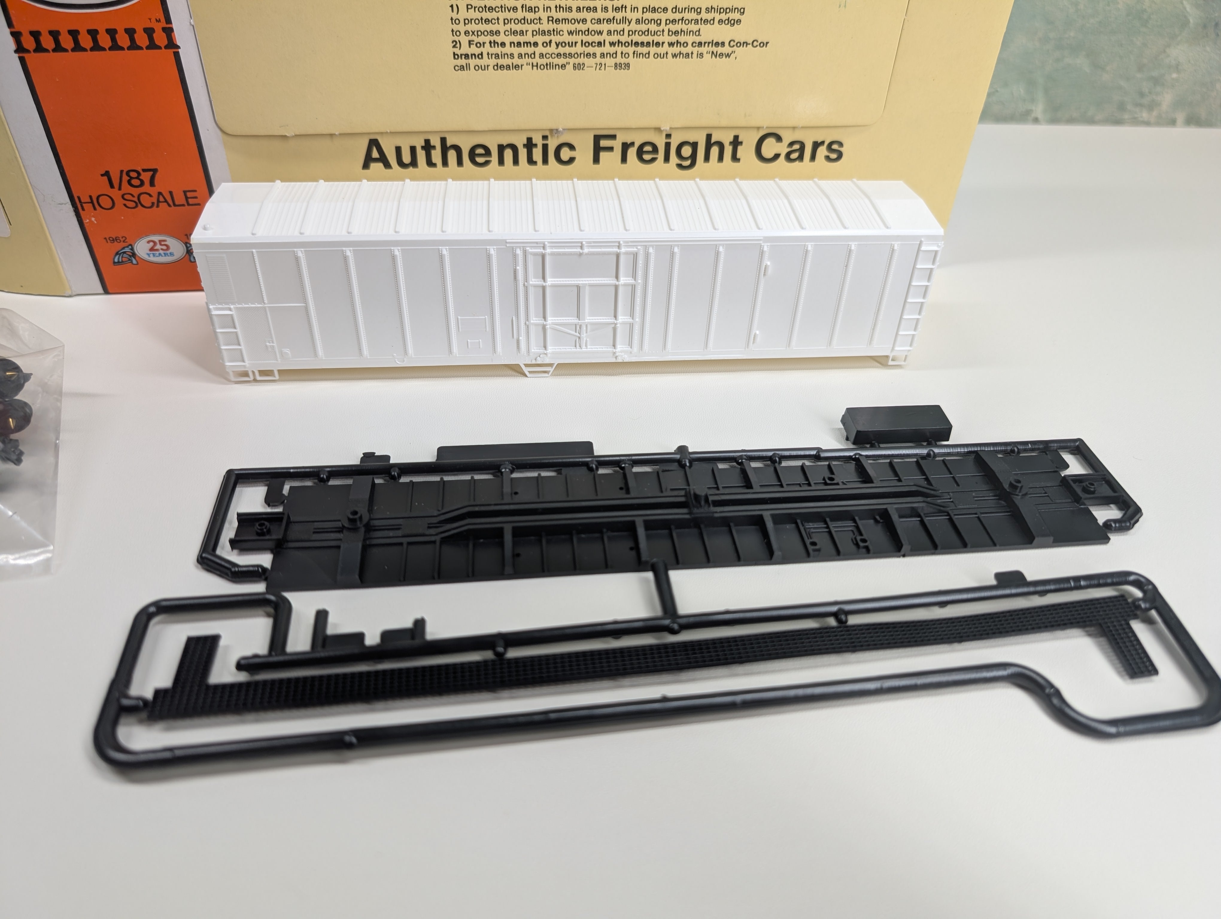 USED Con-Cor 1-009800 HO Scale 57' Mechanical Reefer Box Car Undecorated White KIT