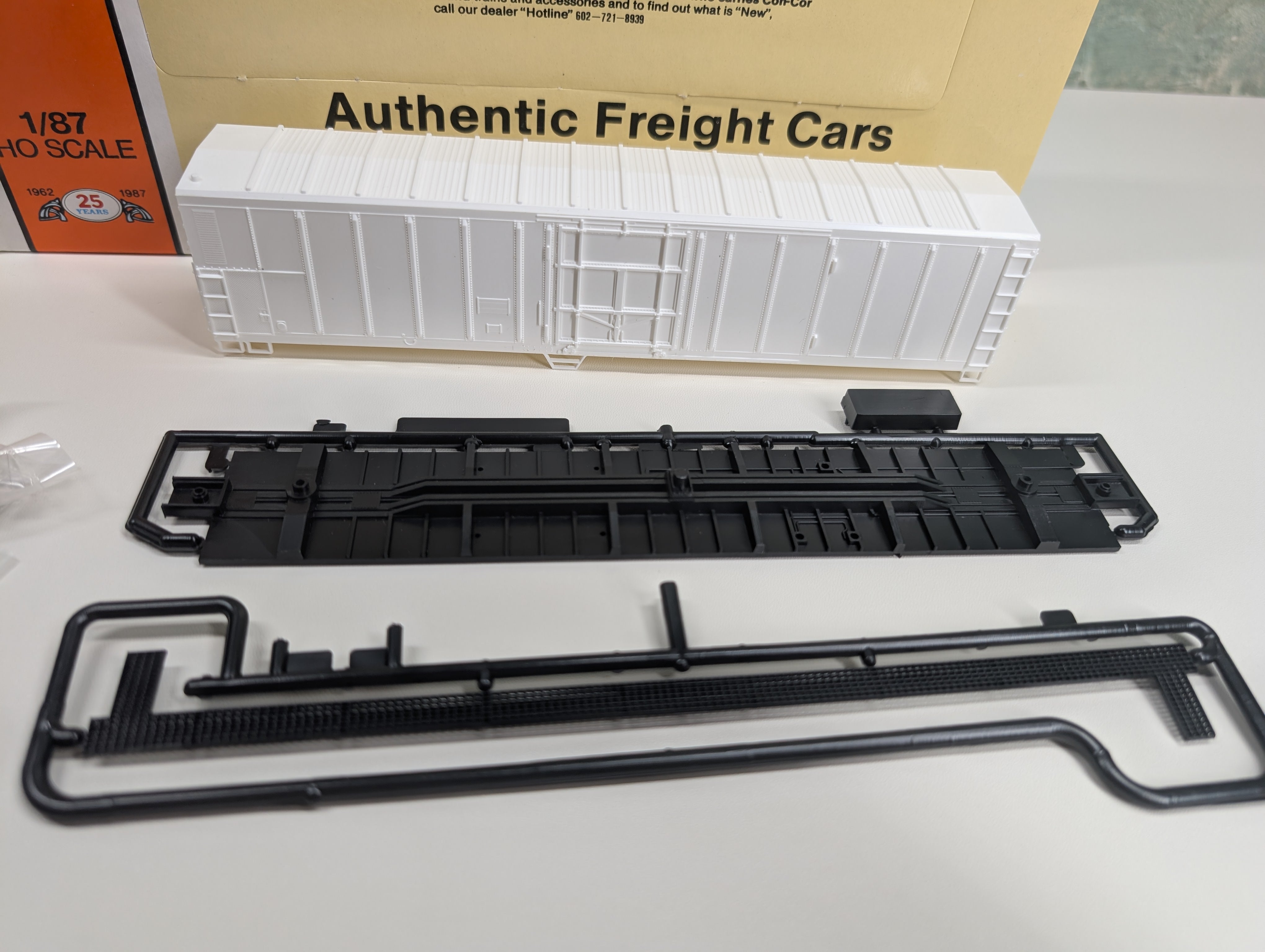 USED Con-Cor 1-009800 HO Scale 57' Mechanical Reefer Box Car Undecorated White KIT