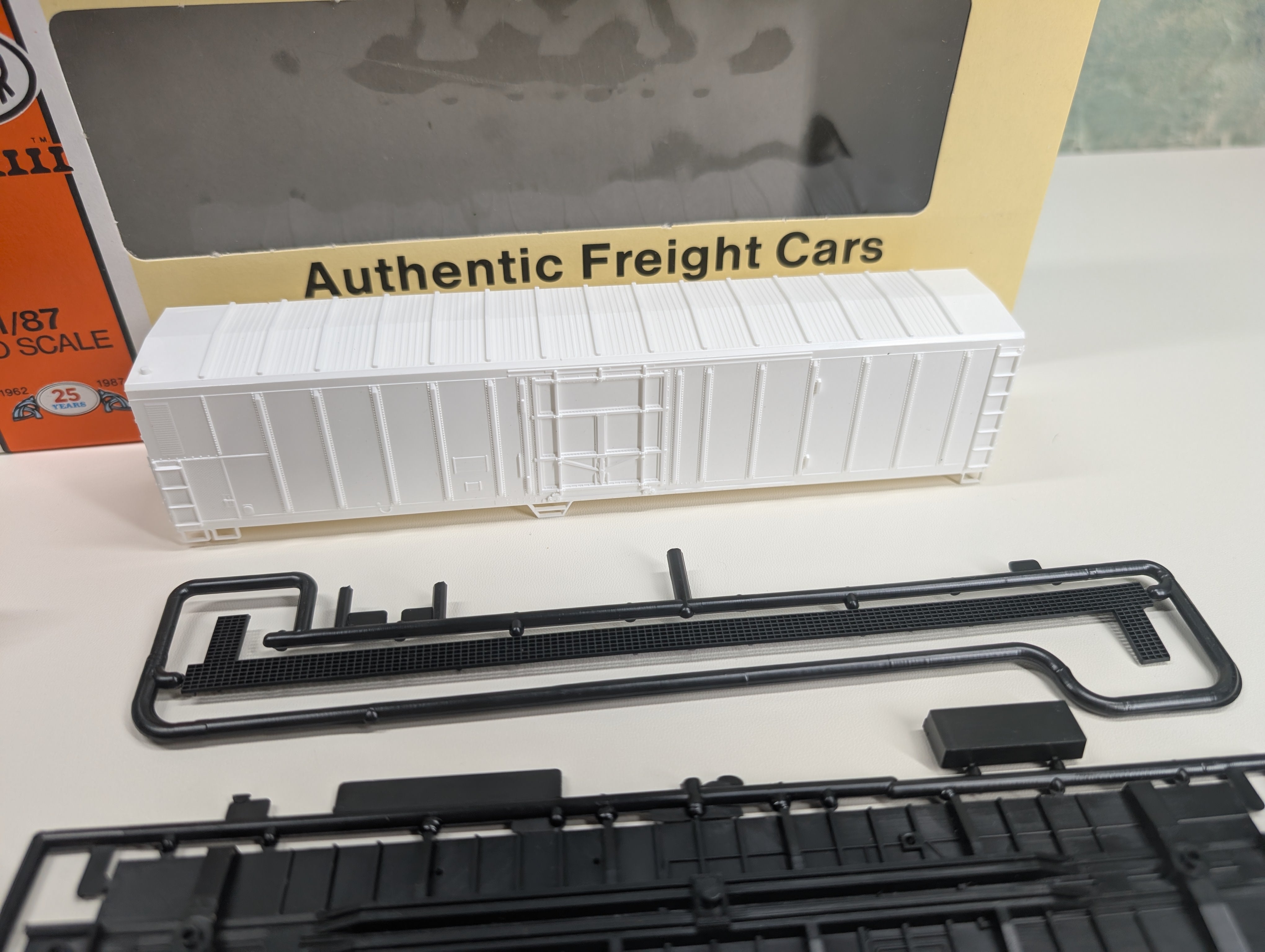 USED Con-Cor 1-009800 HO Scale 57' Mechanical Reefer Box Car Undecorated White KIT