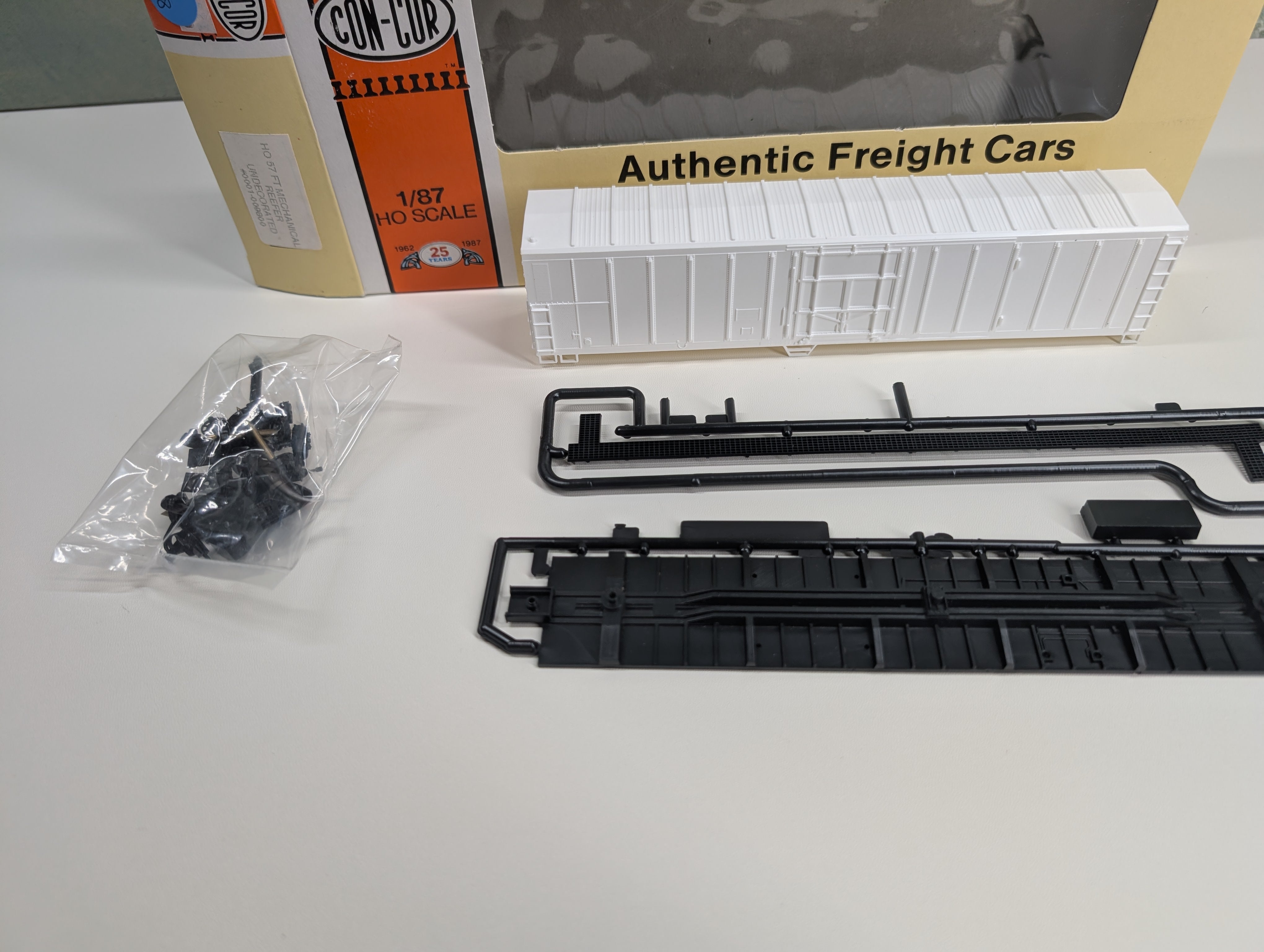 USED Con-Cor 1-009800 HO Scale 57' Mechanical Reefer Box Car Undecorated White KIT