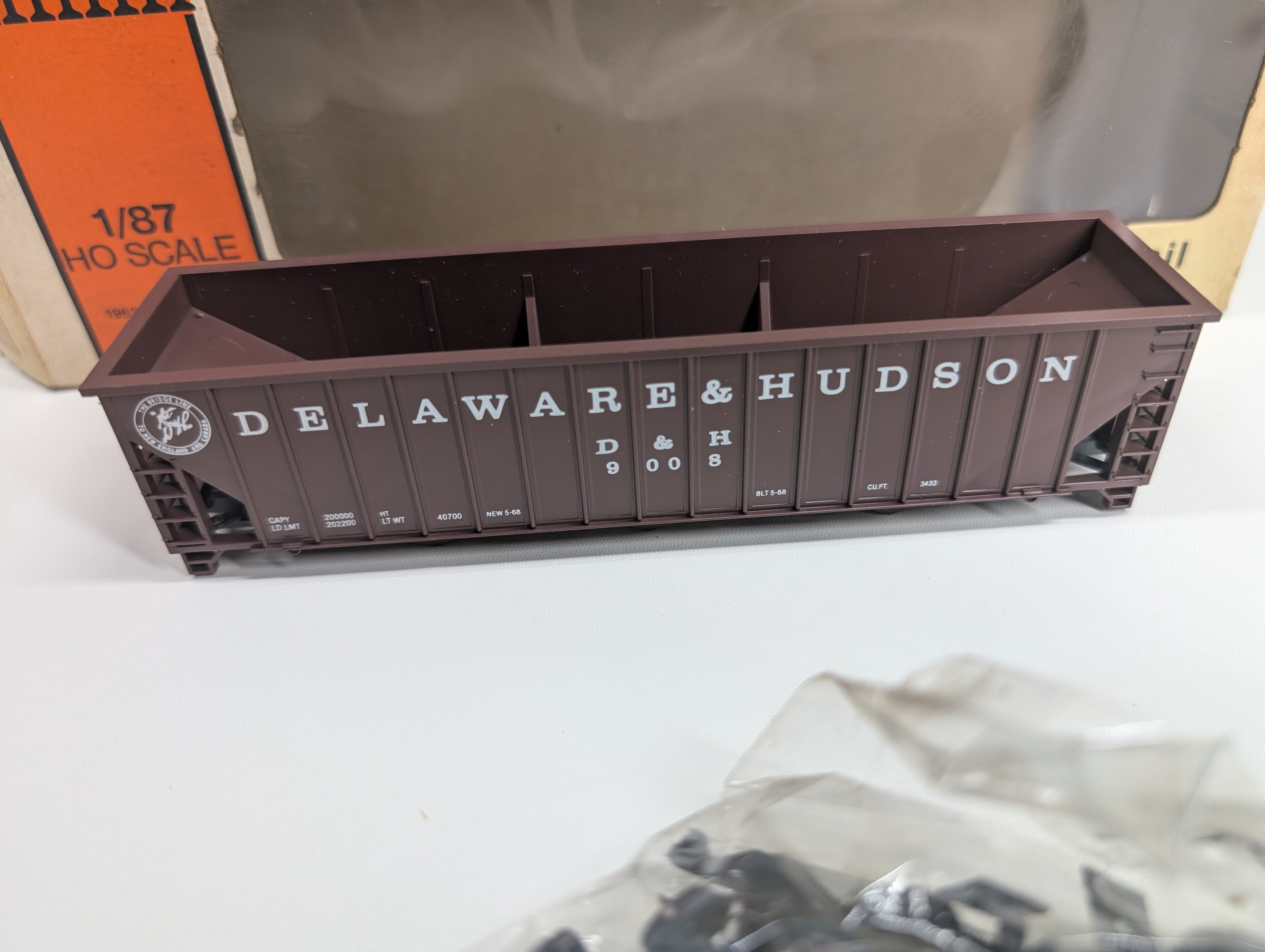 USED Con-Cor 1-009361 HO Scale 100 Ton 15 Panel Coal Hopper Delaware and Hudson D&H #9008 KIT
