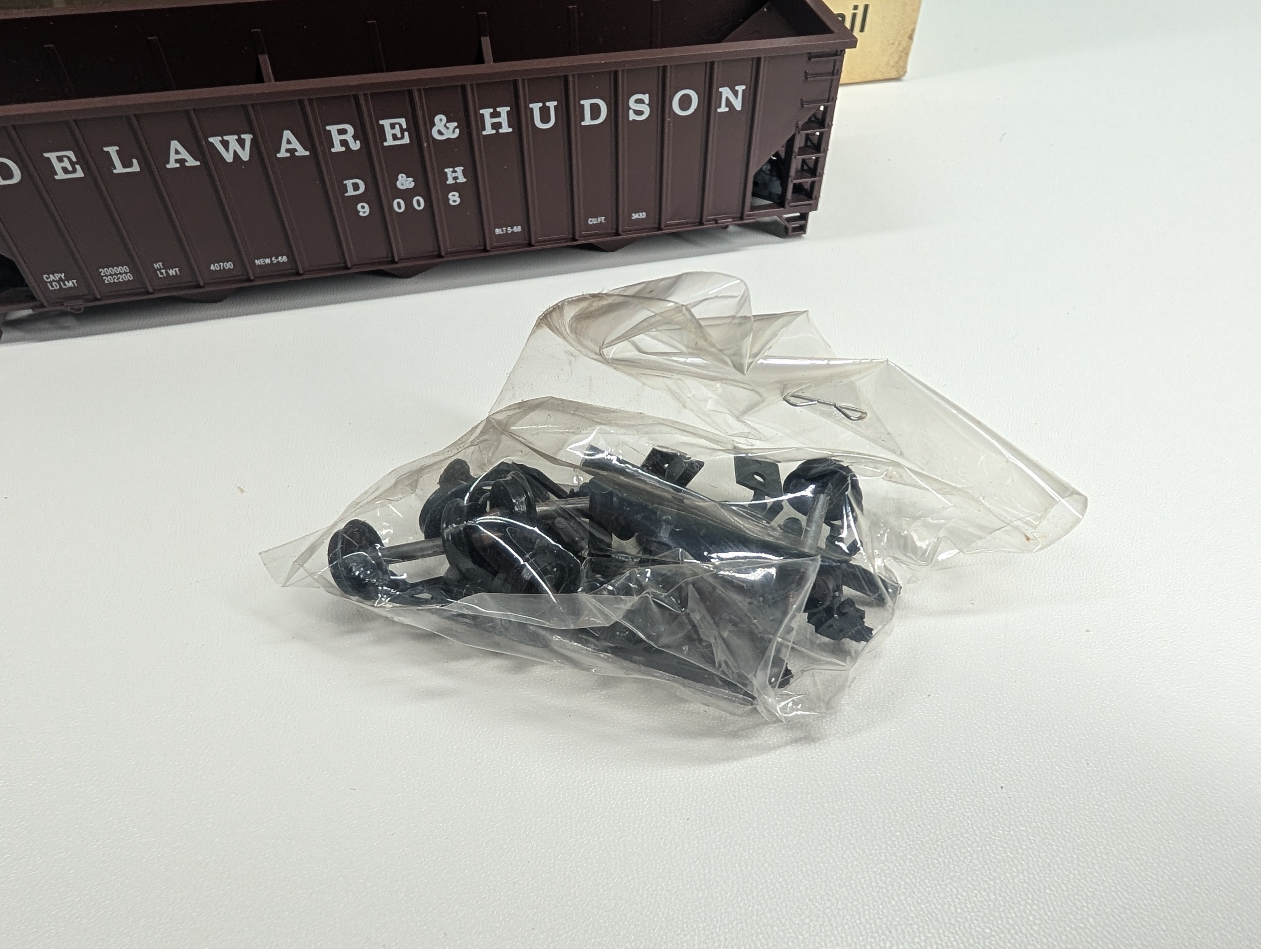 USED Con-Cor 1-009361 HO Scale 100 Ton 15 Panel Coal Hopper Delaware and Hudson D&H #9008 KIT