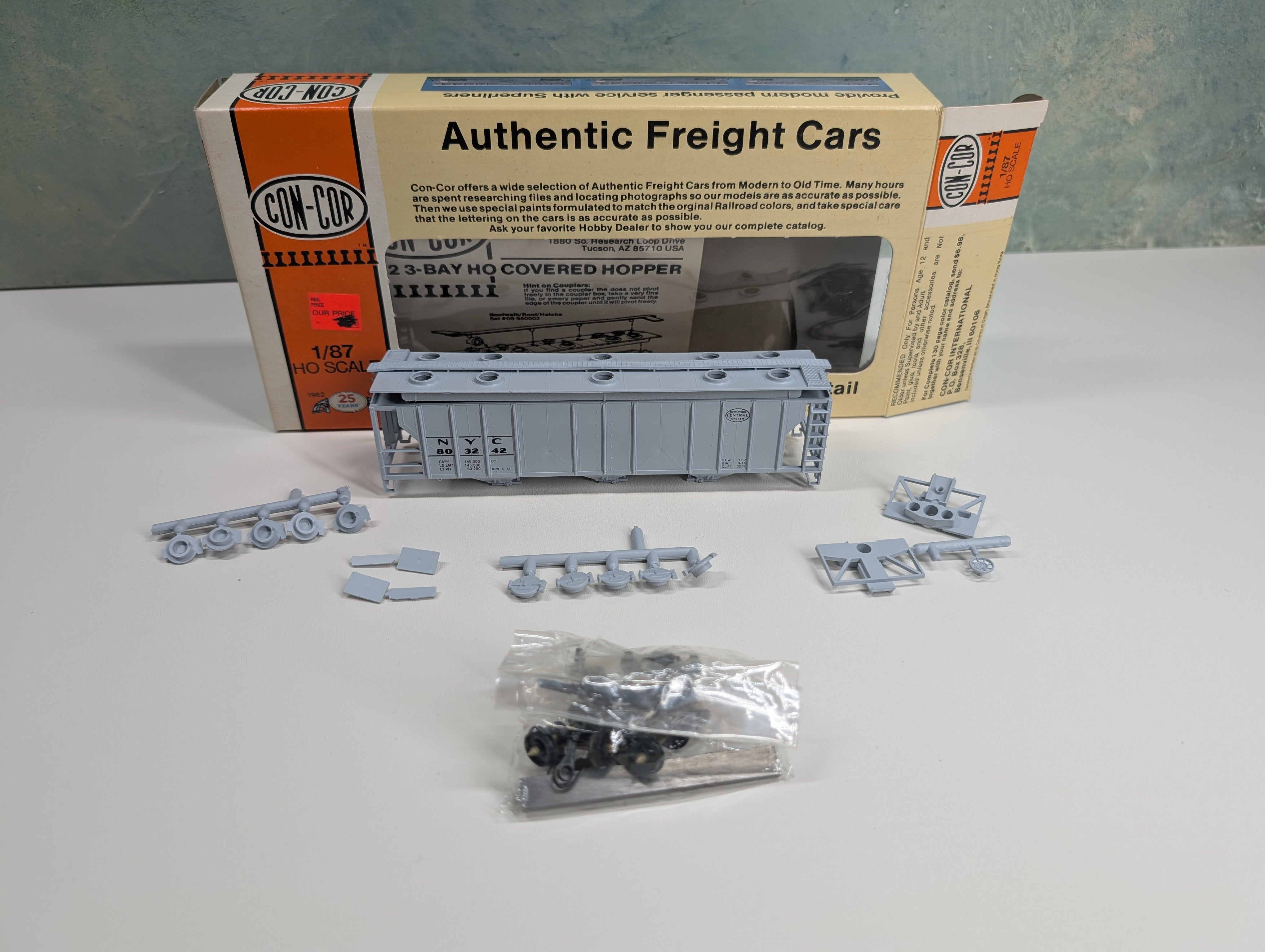 USED Con-Cor 1-009526 HO Scale PS-2 Covered Hopper New York Central NYC #803242 KIT