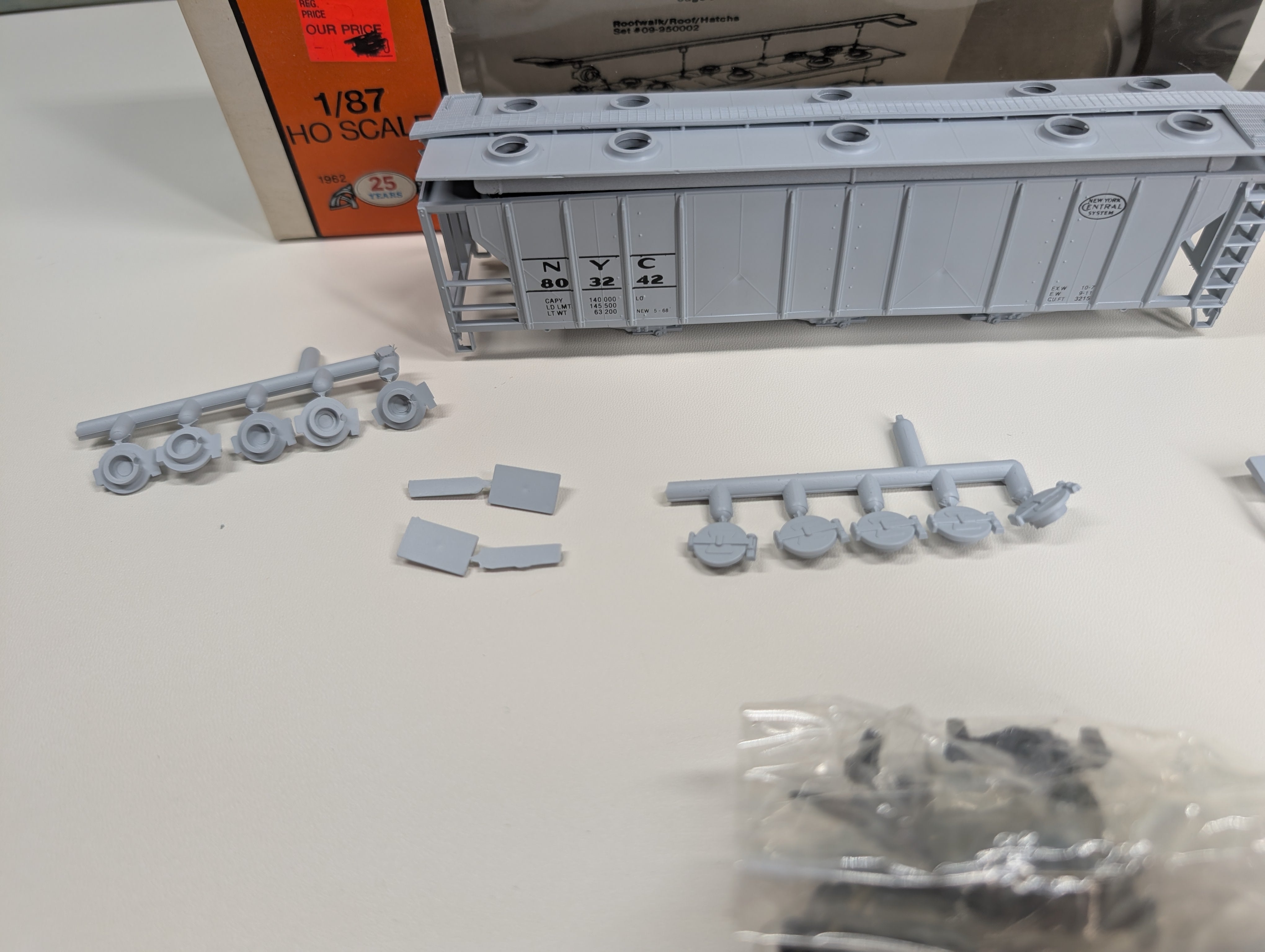 USED Con-Cor 1-009526 HO Scale PS-2 Covered Hopper New York Central NYC #803242 KIT