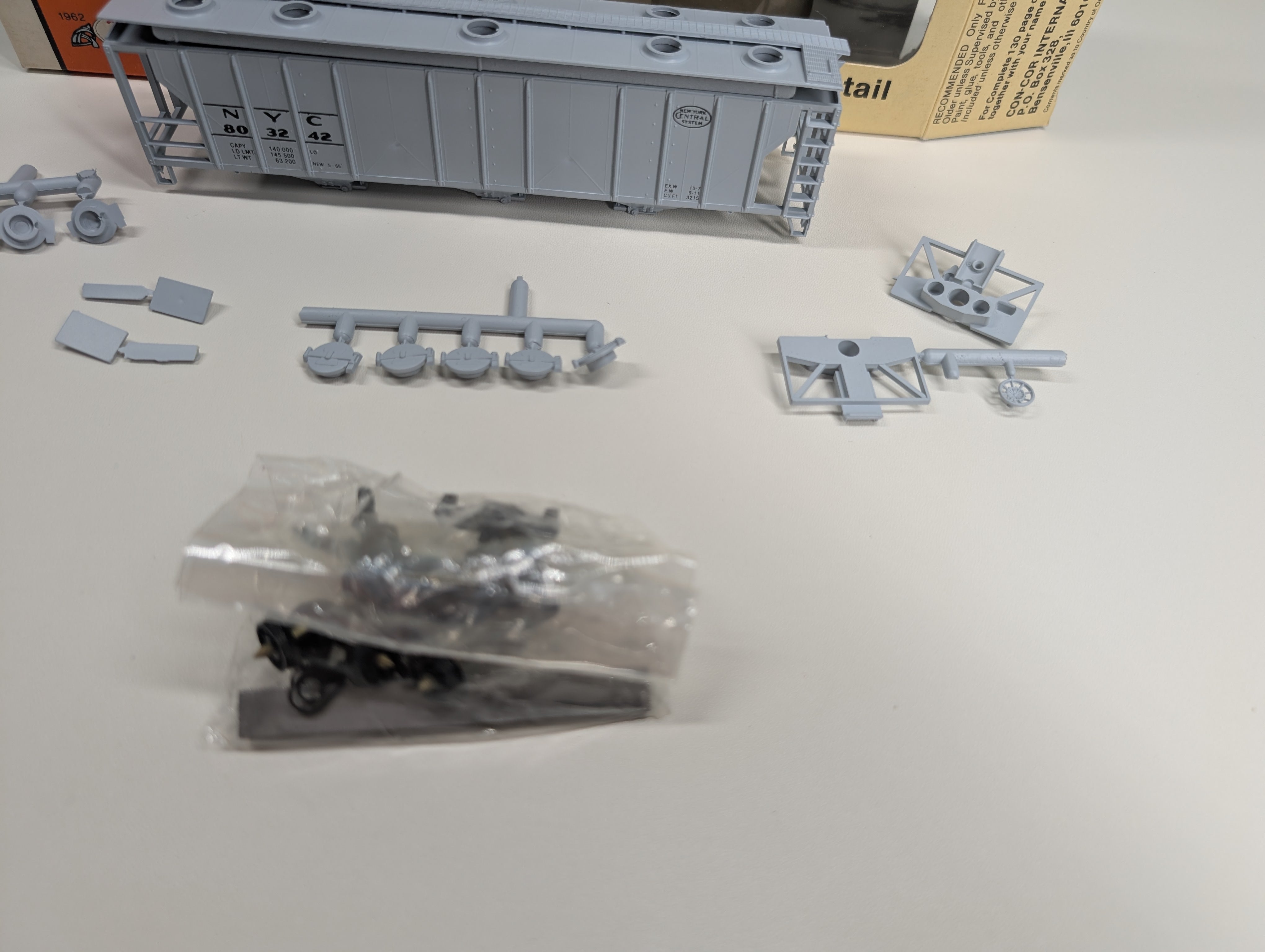 USED Con-Cor 1-009526 HO Scale PS-2 Covered Hopper New York Central NYC #803242 KIT