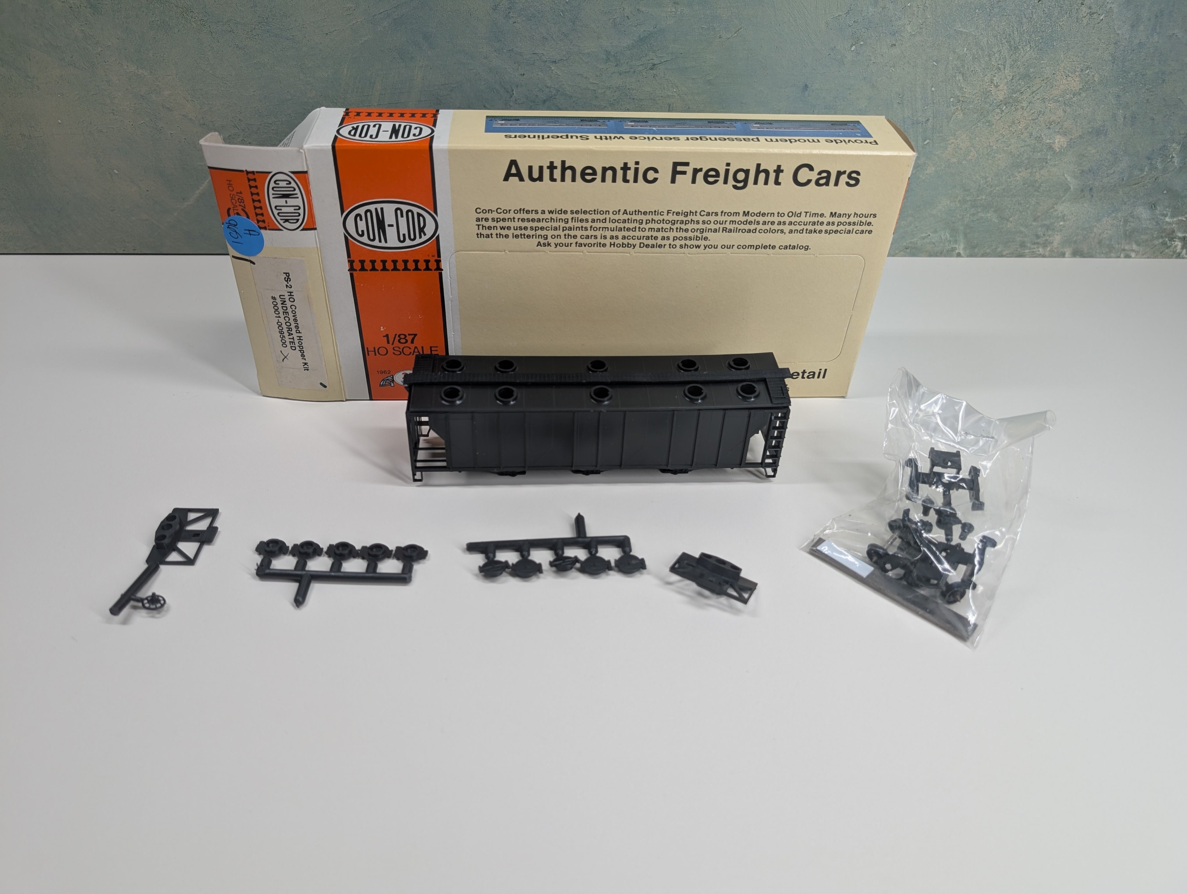 USED Con-Cor 1-009500 HO Scale PS-2 Covered Hopper Undecorated Black KIT