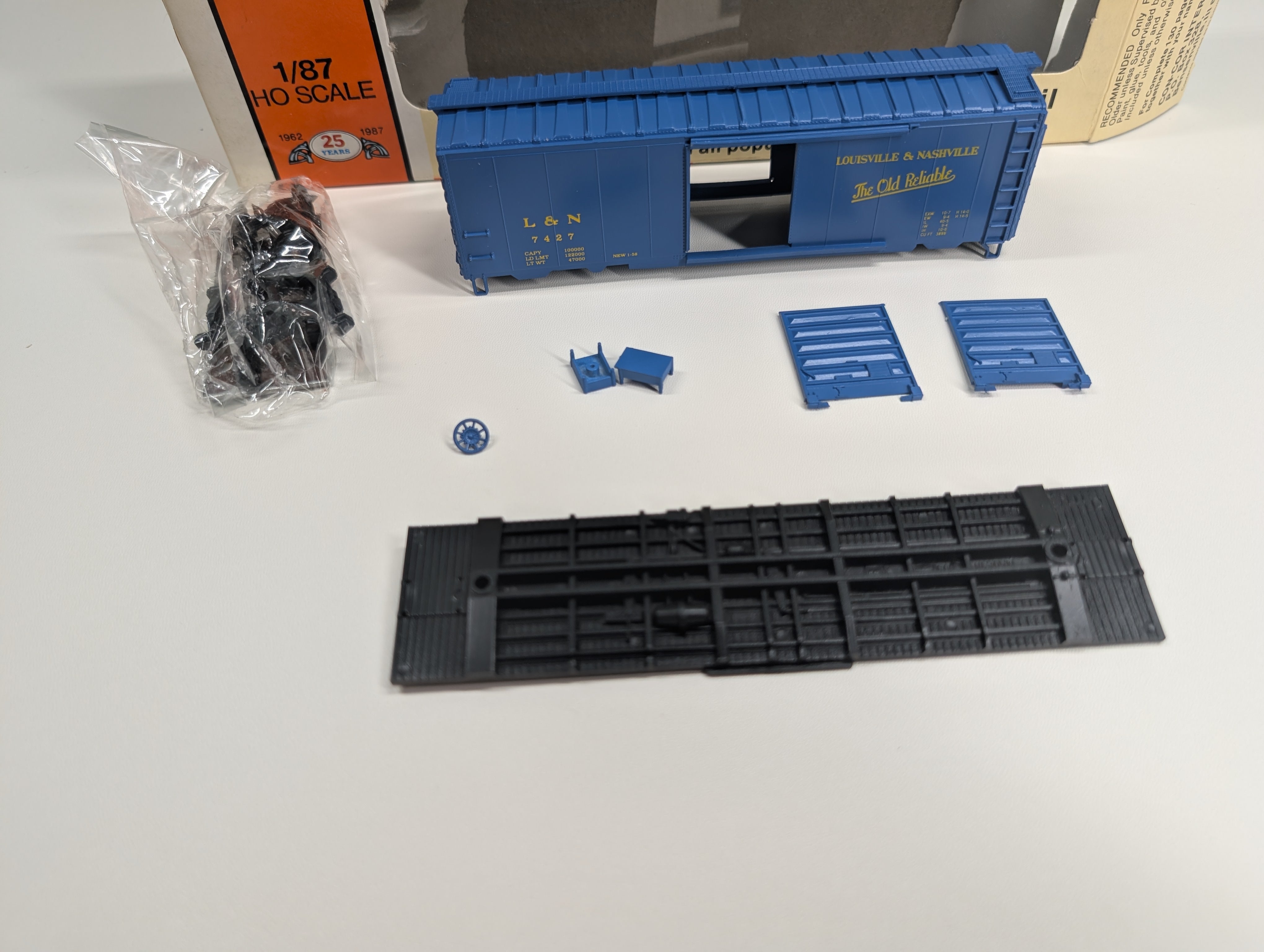 USED Con-Cor 1-009421 HO Scale 40' PS-1 SD Box Car Delaware and Hudson D&H #22241 KIT