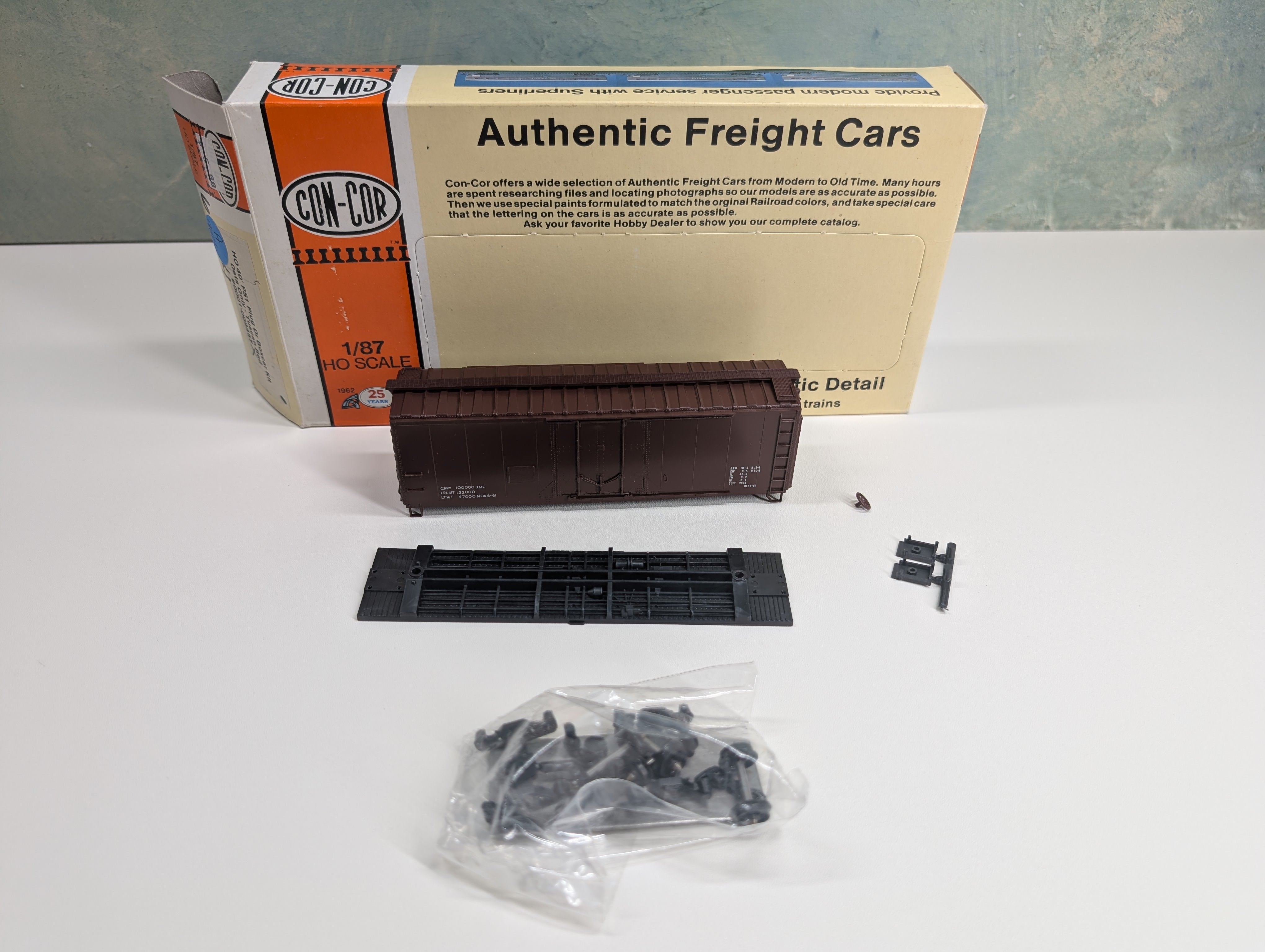 USED Con-Cor 1-009457 HO Scale 40' PS-1 PD Box Car Data Only Tuscan Red KIT