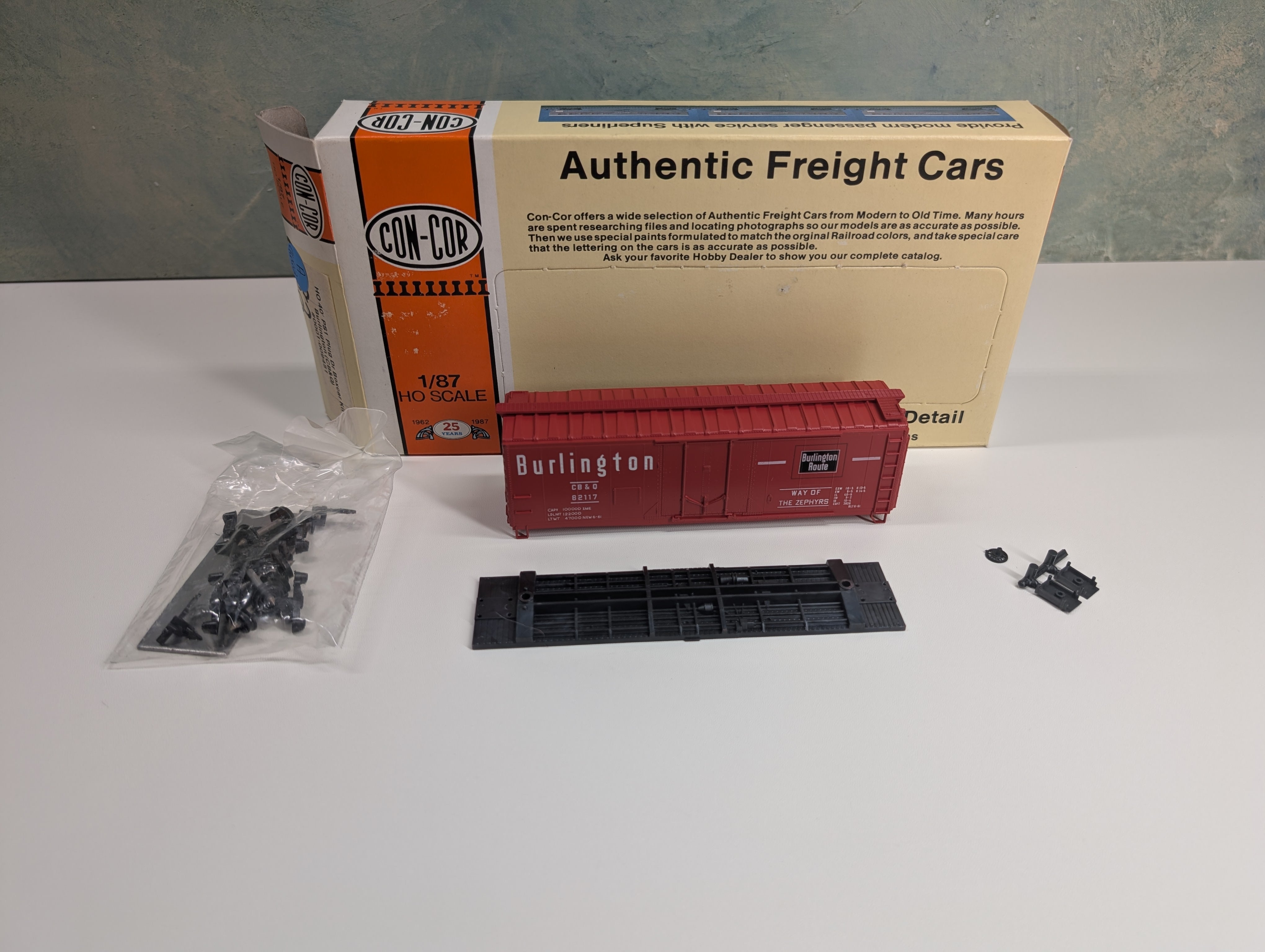 USED Con-Cor 1-009451 HO Scale 40' PS-1 PD Box Car Burlington CB&Q #82117 KIT