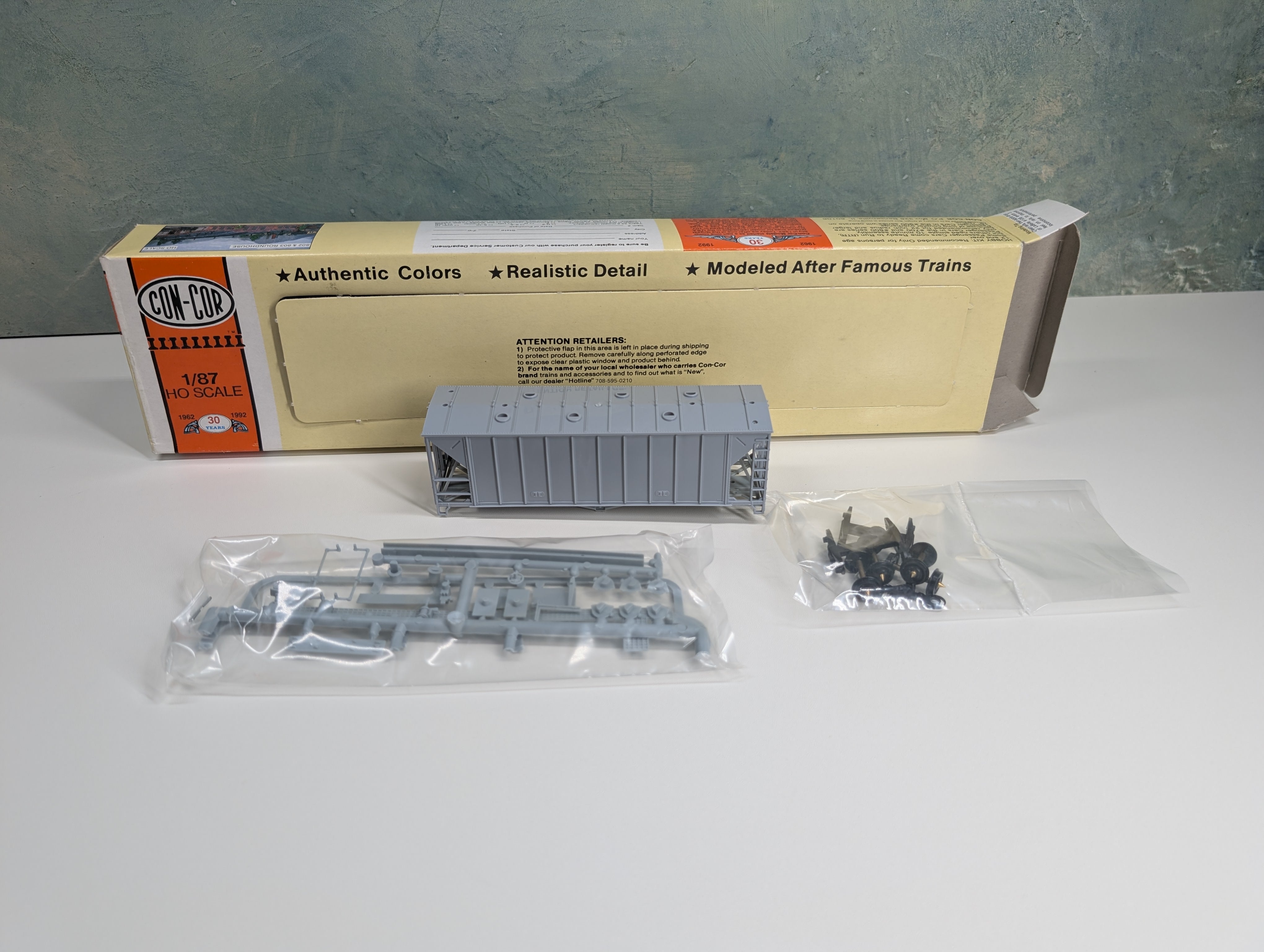 USED Con-Cor 1-009750 HO Scale 40' Airslide Covered Hopper Modern Version Undecorated Gray KIT