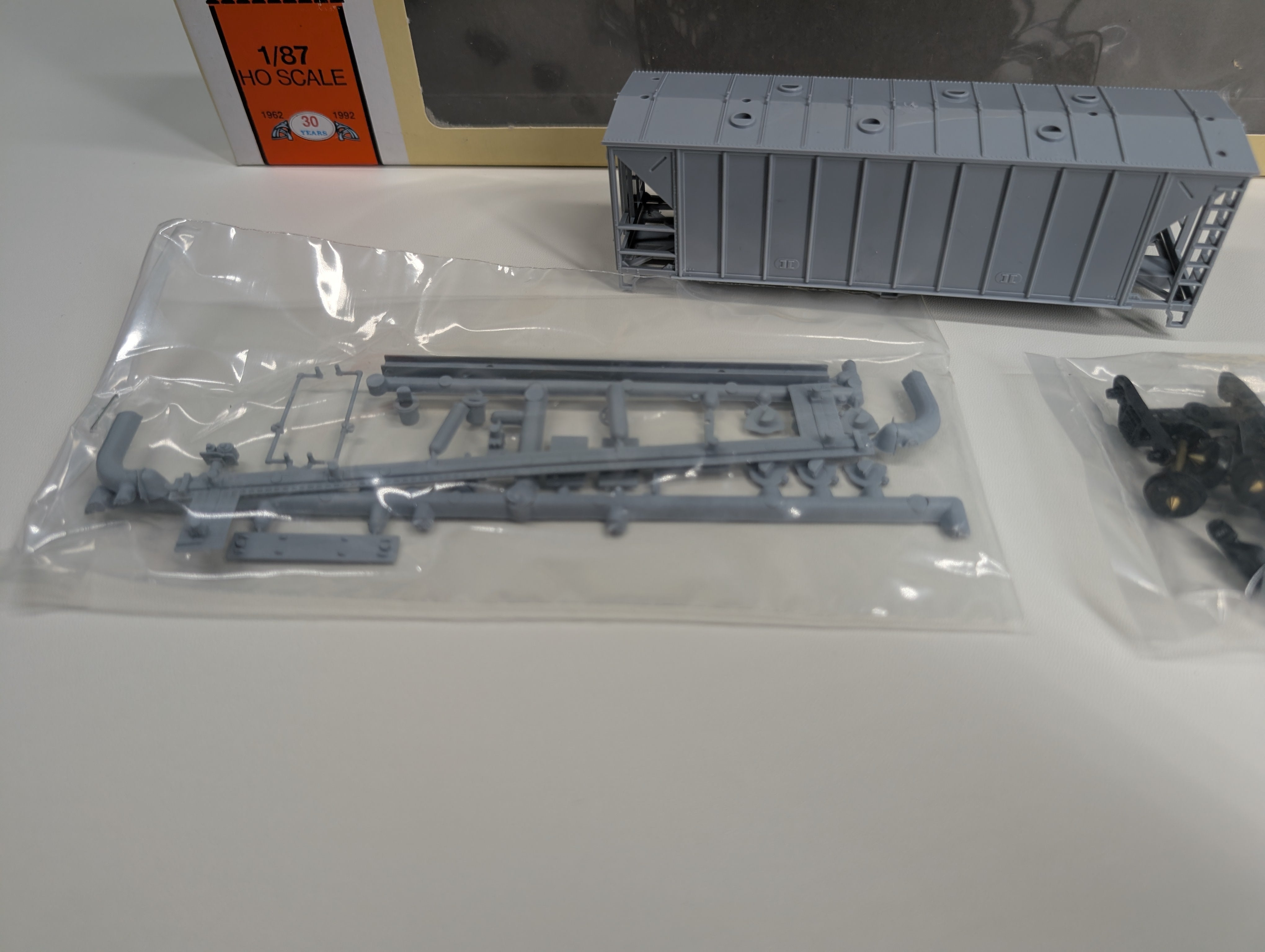USED Con-Cor 1-009750 HO Scale 40' Airslide Covered Hopper Modern Version Undecorated Gray KIT