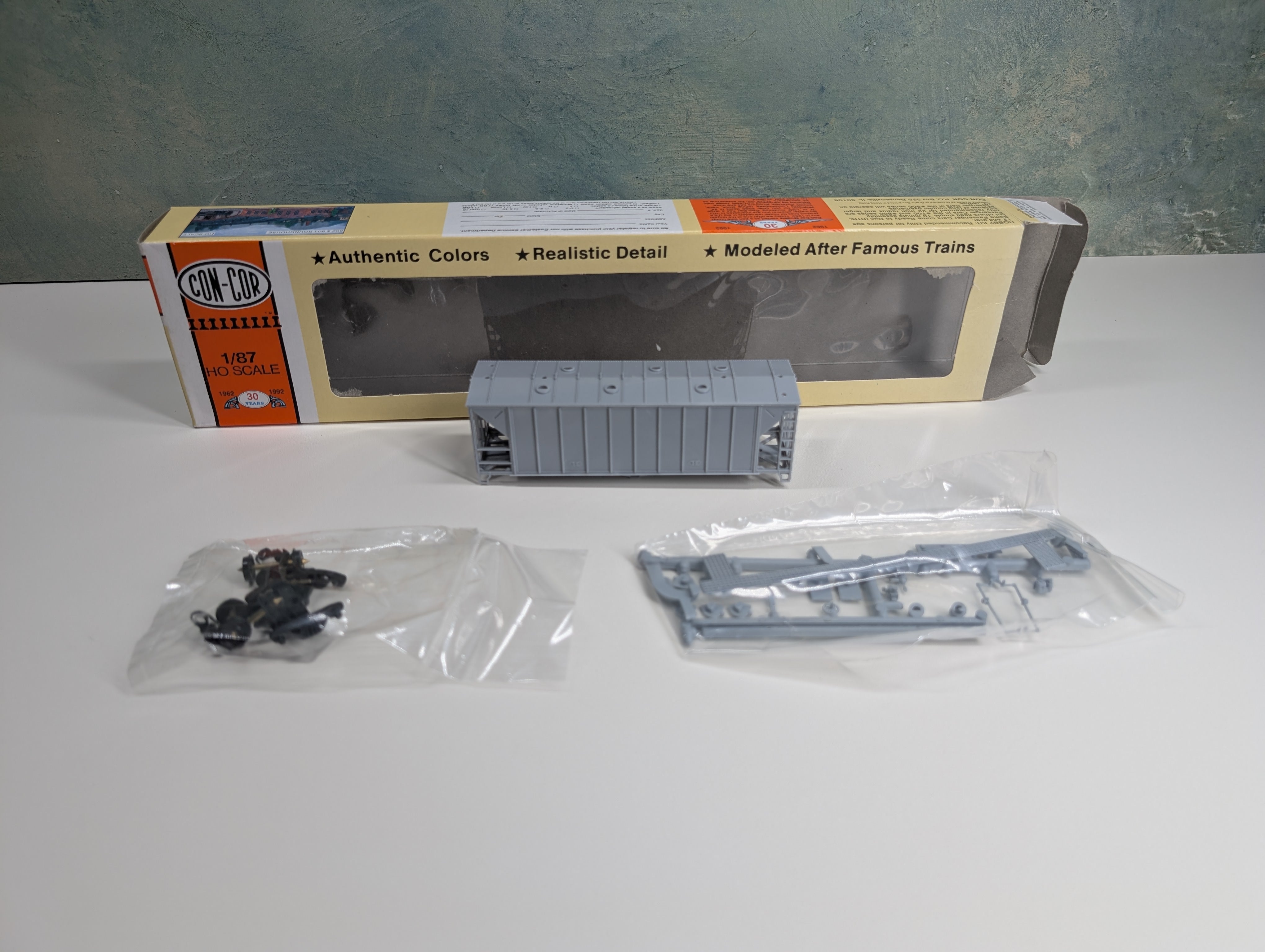USED Con-Cor 1-009750 HO Scale 40' Airslide Covered Hopper Modern Version Undecorated Gray KIT