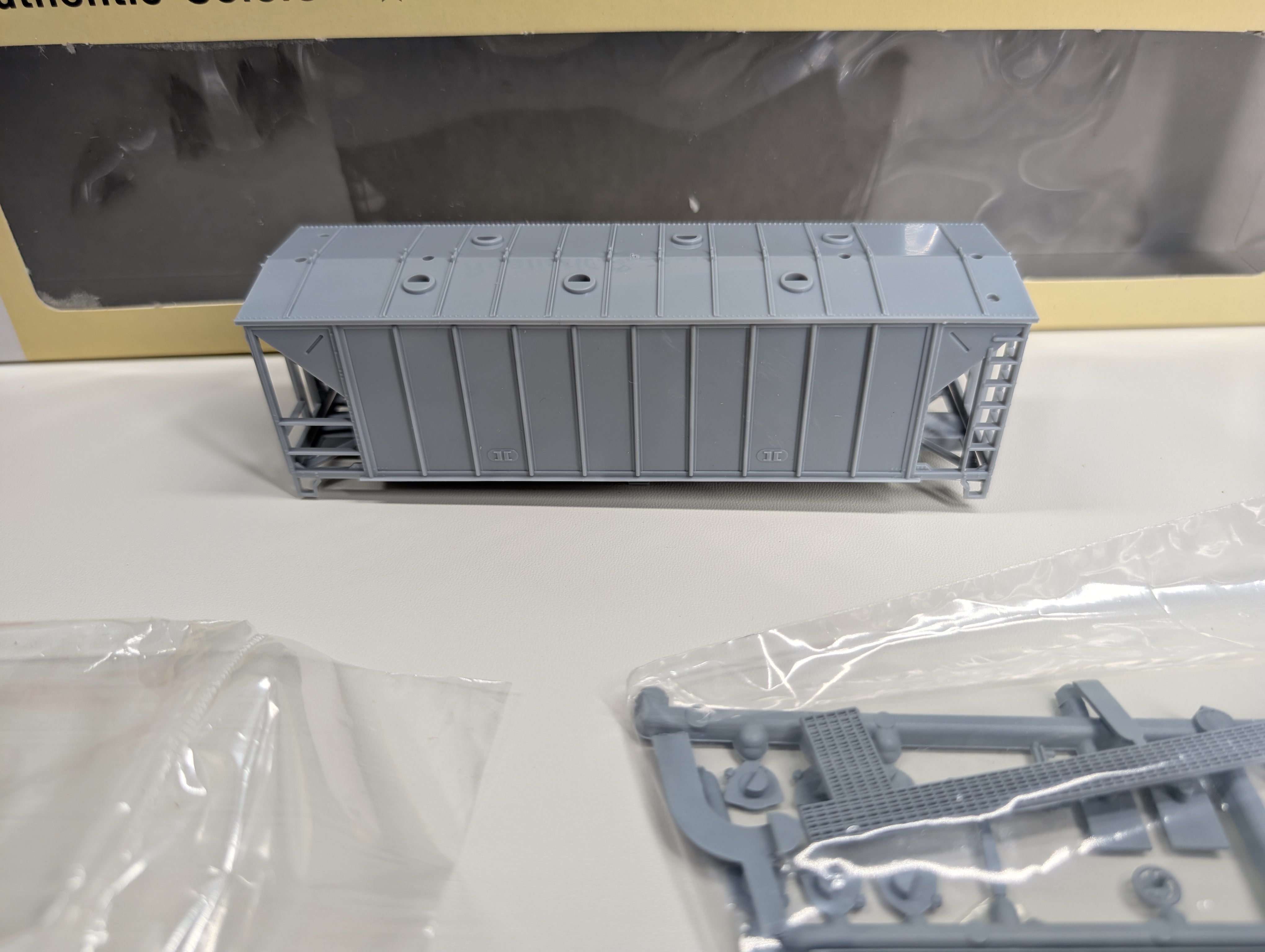 USED Con-Cor 1-009750 HO Scale 40' Airslide Covered Hopper Modern Version Undecorated Gray KIT