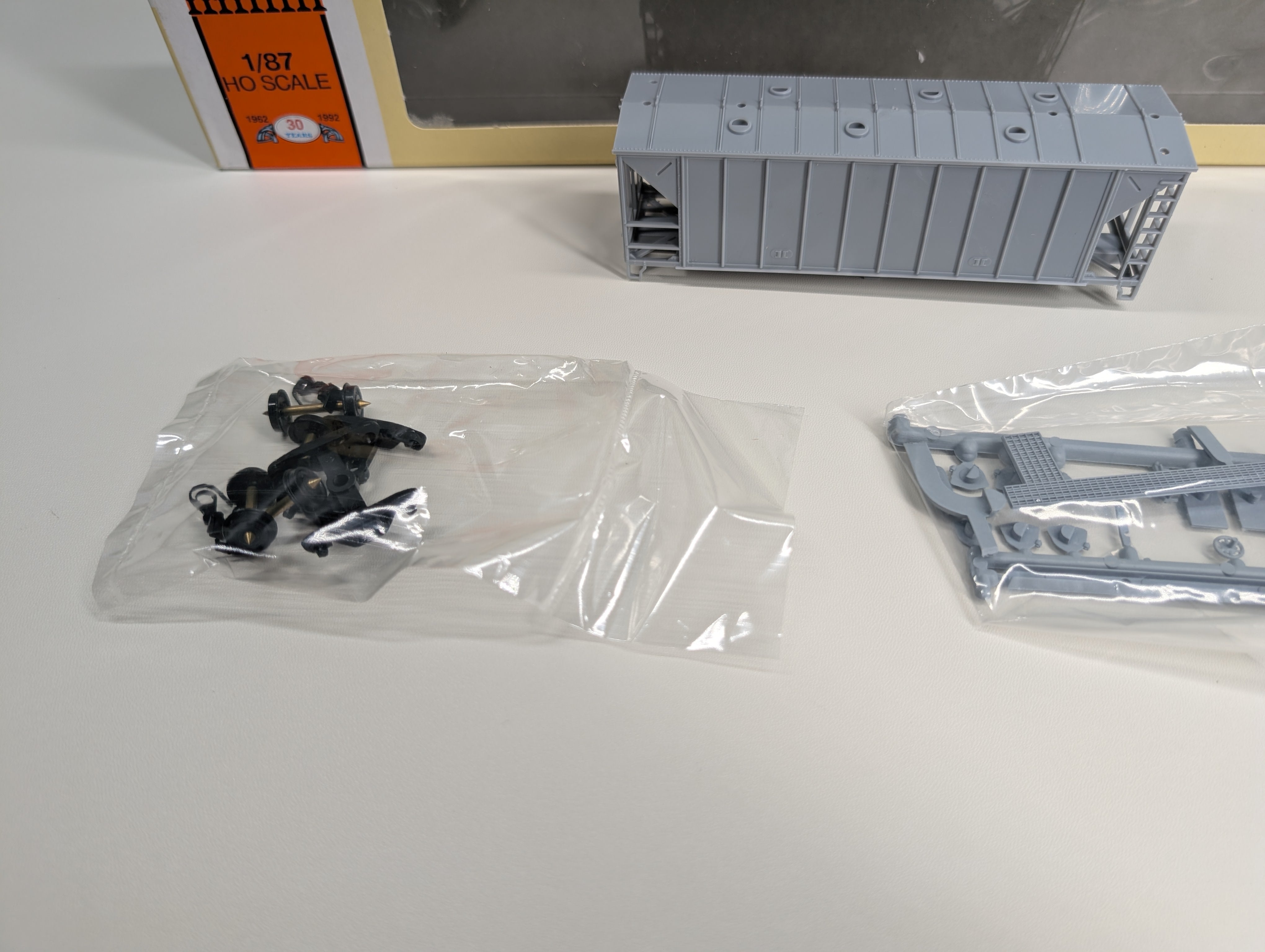 USED Con-Cor 1-009750 HO Scale 40' Airslide Covered Hopper Modern Version Undecorated Gray KIT