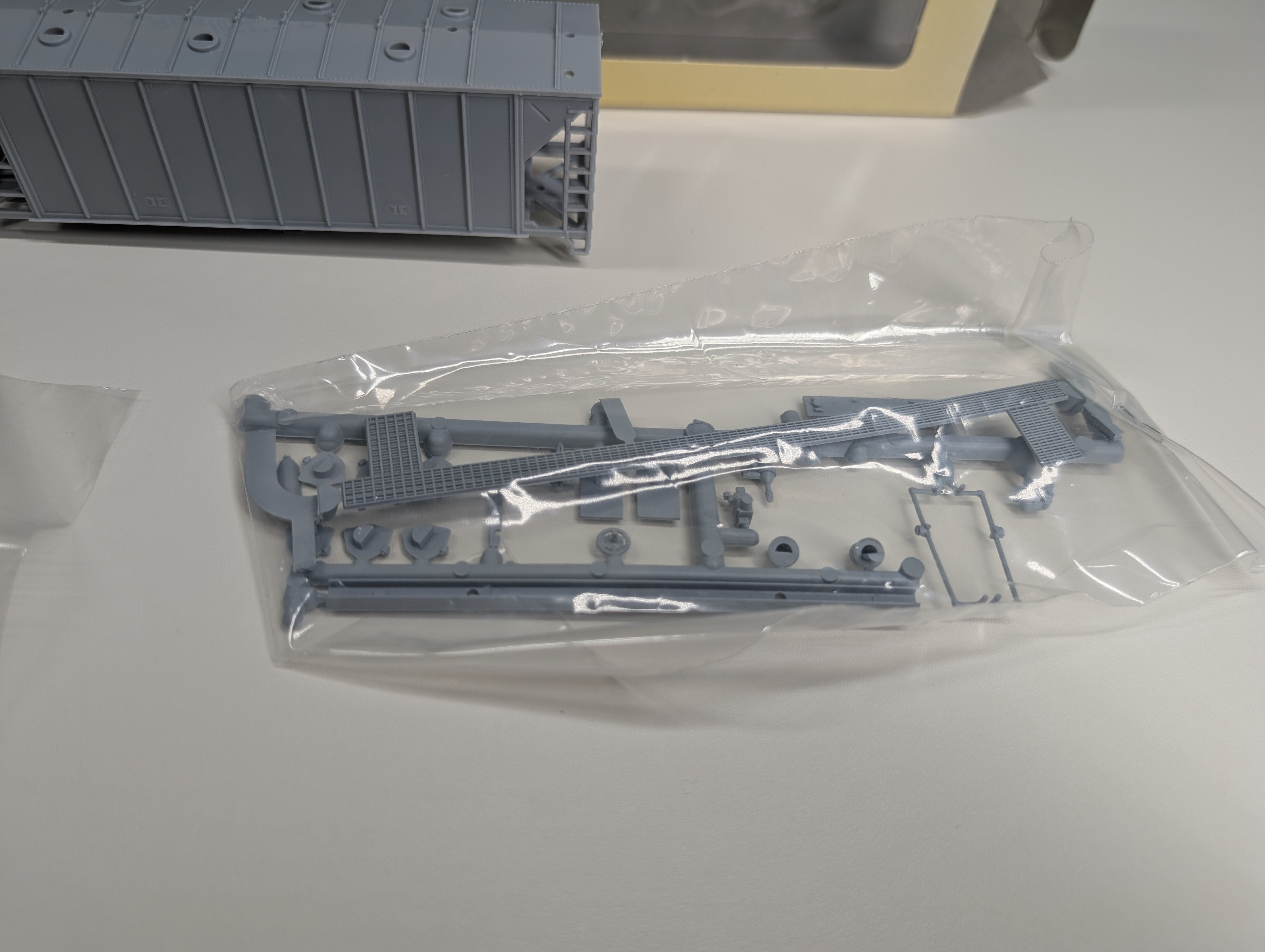 USED Con-Cor 1-009750 HO Scale 40' Airslide Covered Hopper Modern Version Undecorated Gray KIT