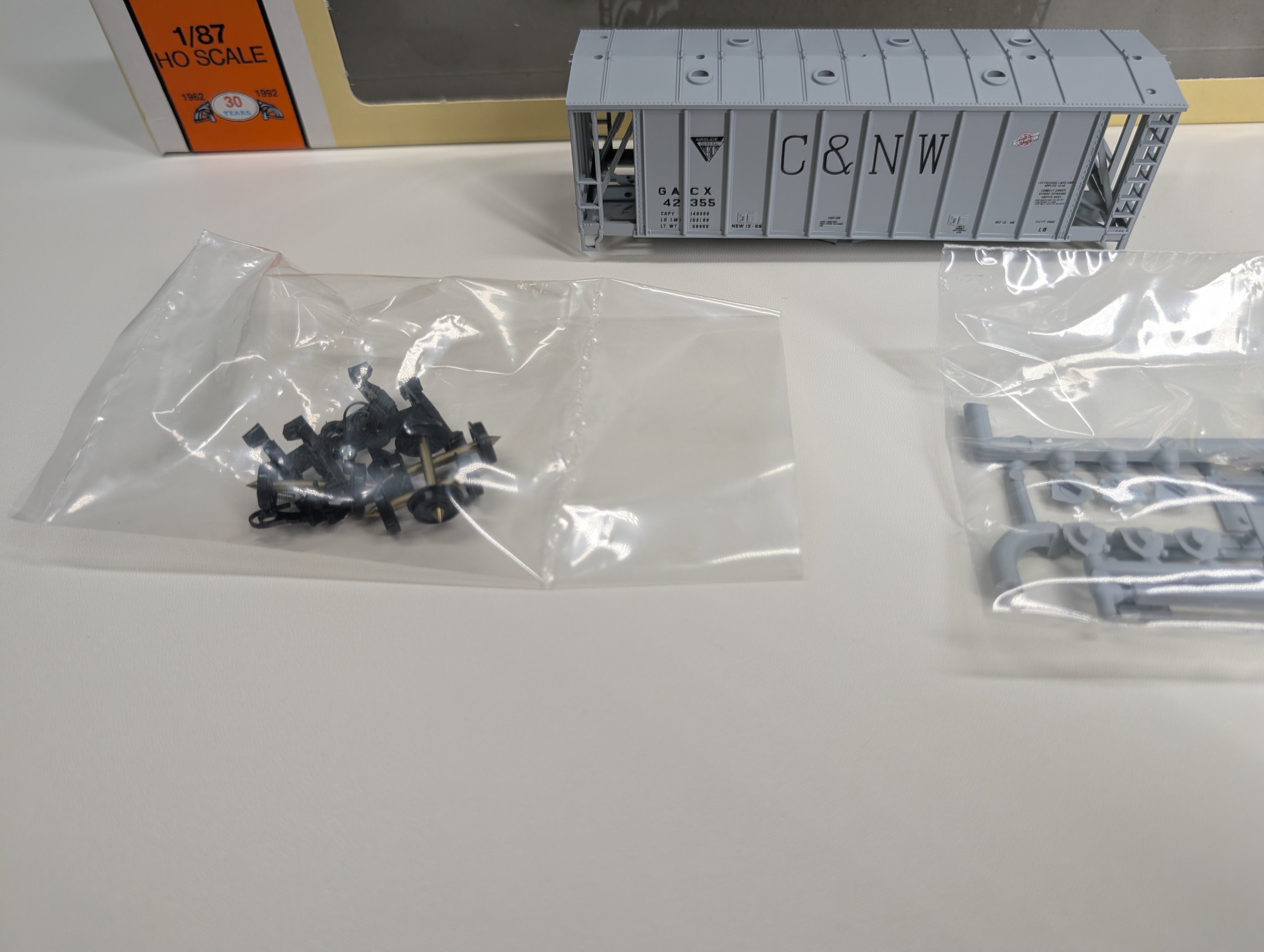 USED Con-Cor HO Scale 40' Airslide Covered Hopper Chicago & North Western GACX #42355 KIT