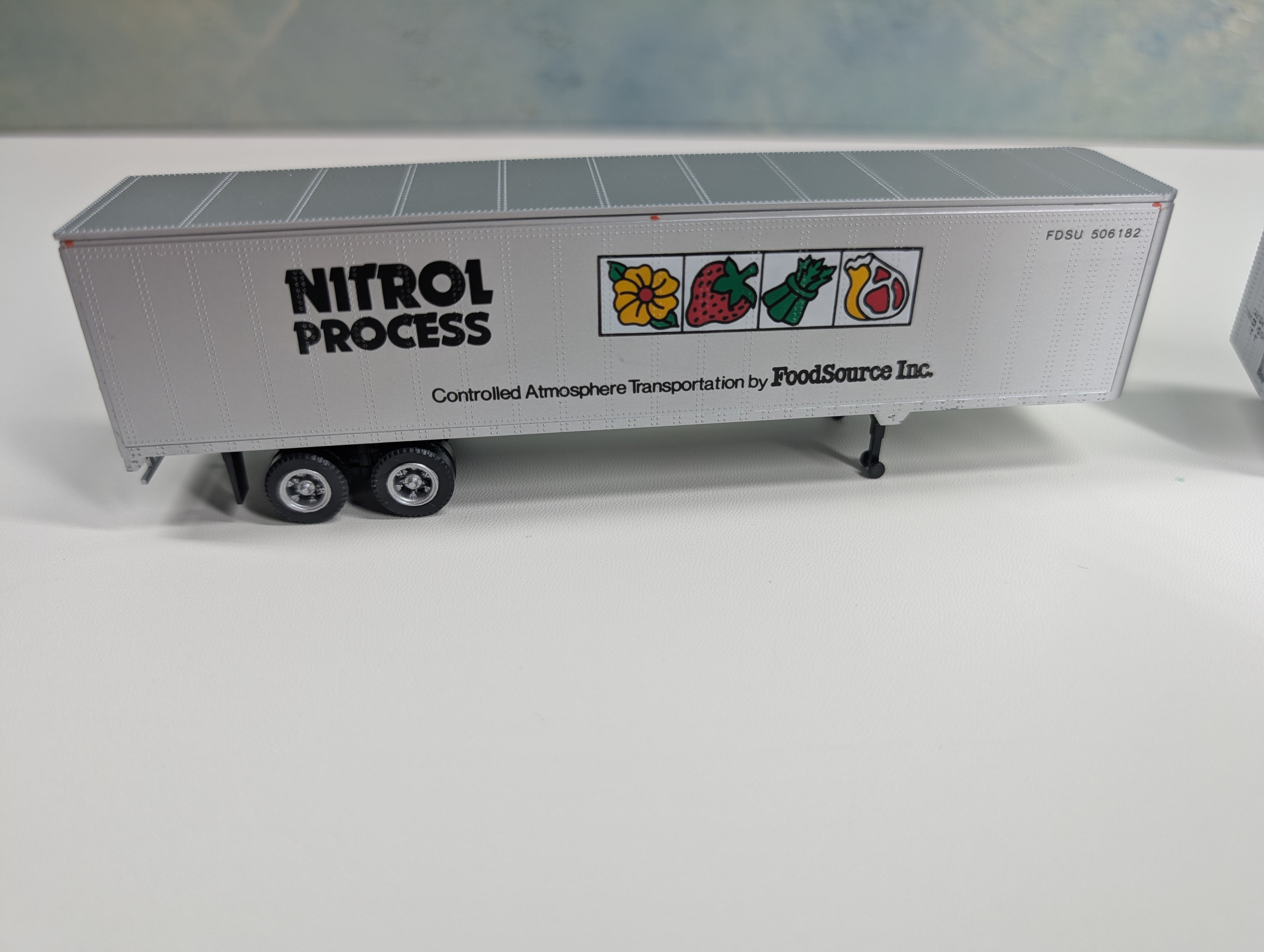 USED Con-Cor 4-008201 HO Scale 45' Rivet Side Dry Van Trailer, Herpa Foodsource Nitrol Process (2 pcs)