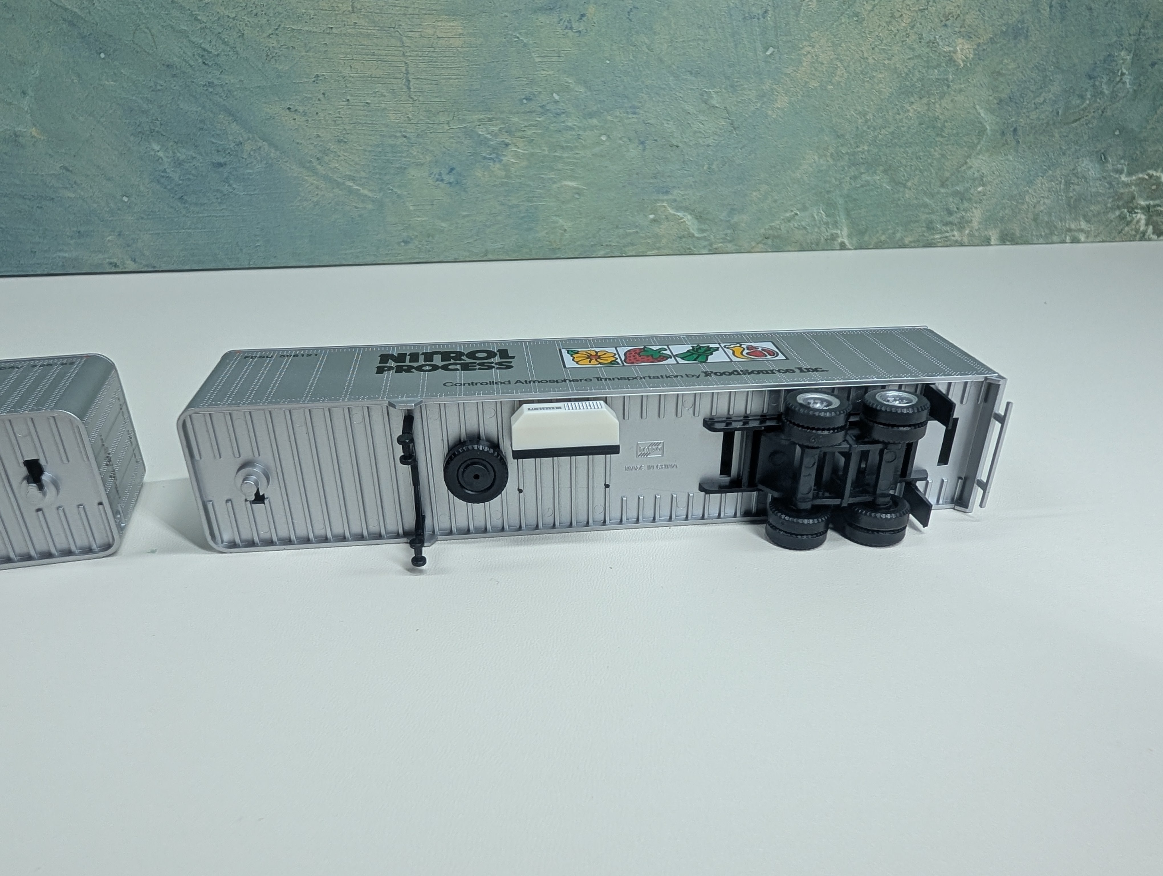 USED Con-Cor 4-008201 HO Scale 45' Rivet Side Dry Van Trailer, Herpa Foodsource Nitrol Process (2 pcs)