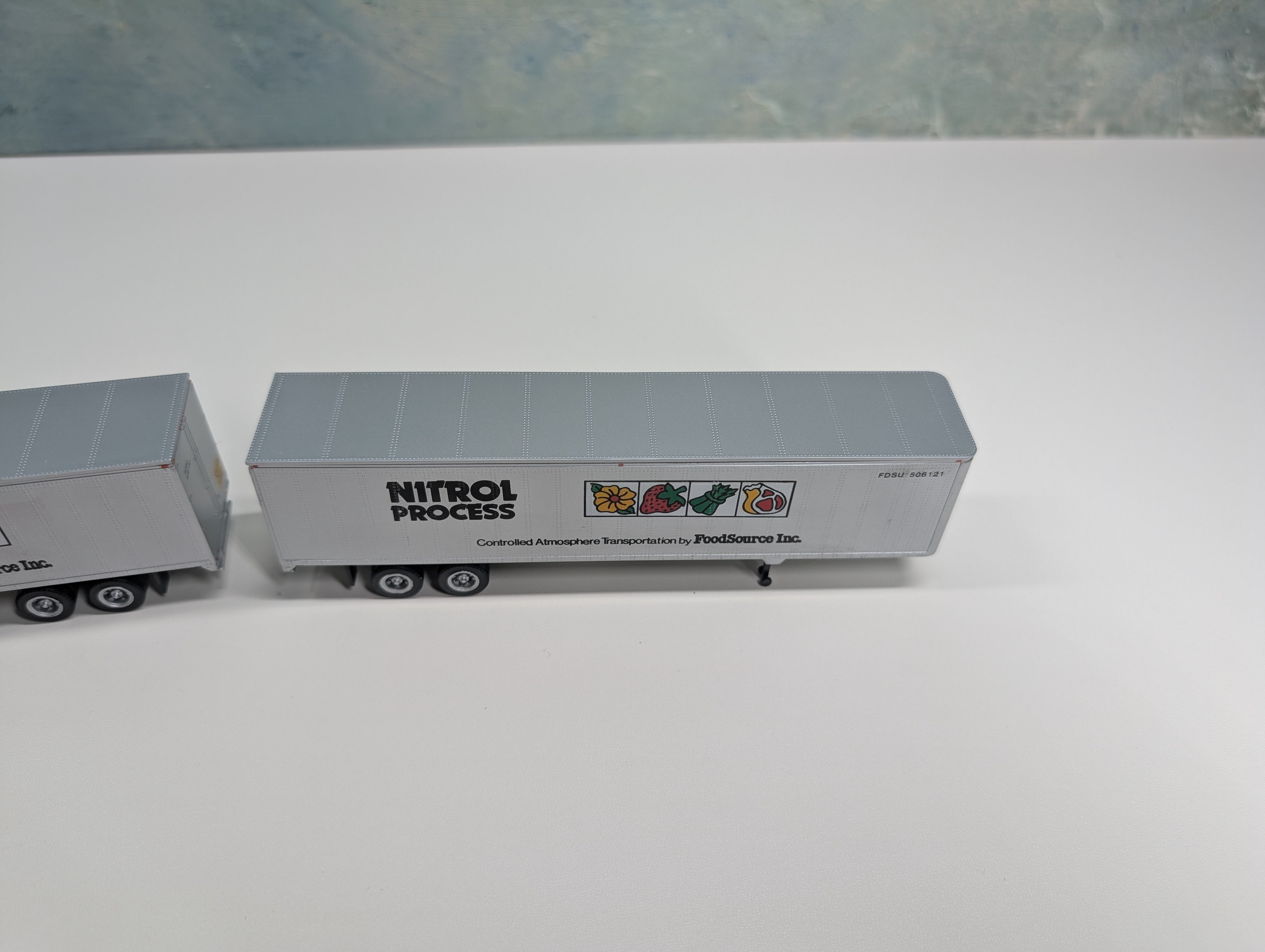 USED Con-Cor 4-008201 HO Scale 45' Rivet Side Dry Van Trailer, Herpa Foodsource Nitrol Process (2 pcs)