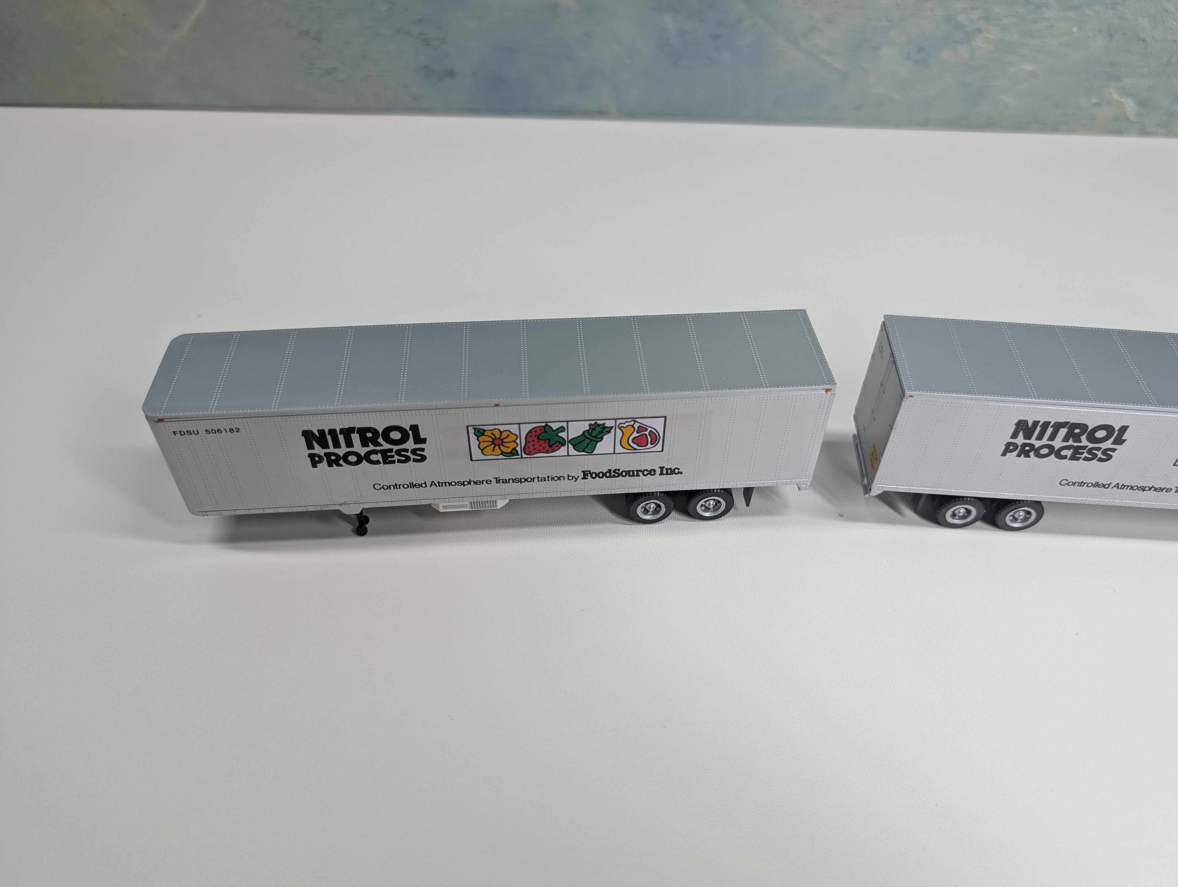 USED Con-Cor 4-008201 HO Scale 45' Rivet Side Dry Van Trailer, Herpa Foodsource Nitrol Process (2 pcs)