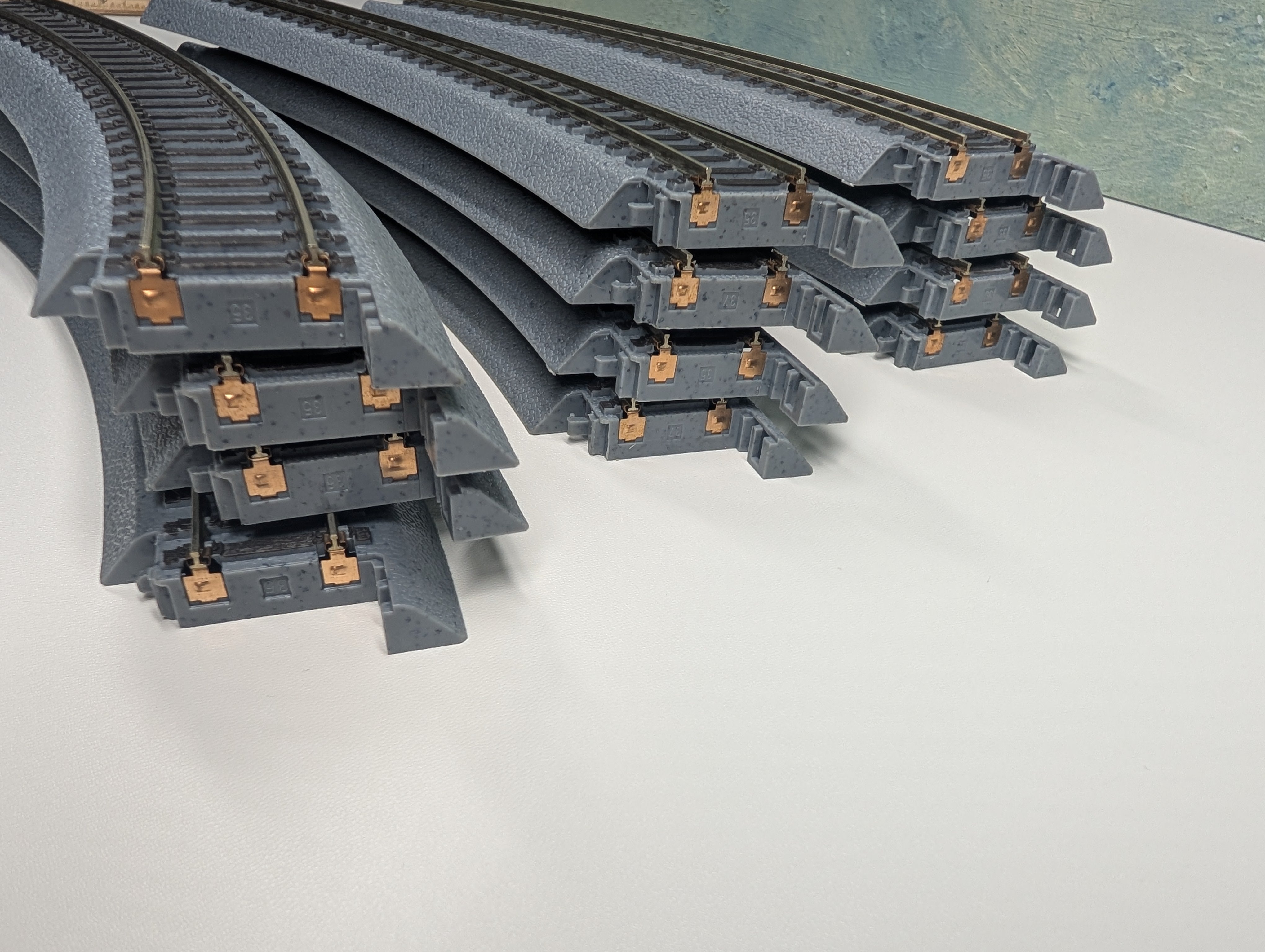 USED WalthersTrainline HO Scale Power-Loc 18" Radius Curved Code 100 Track (12 pcs)