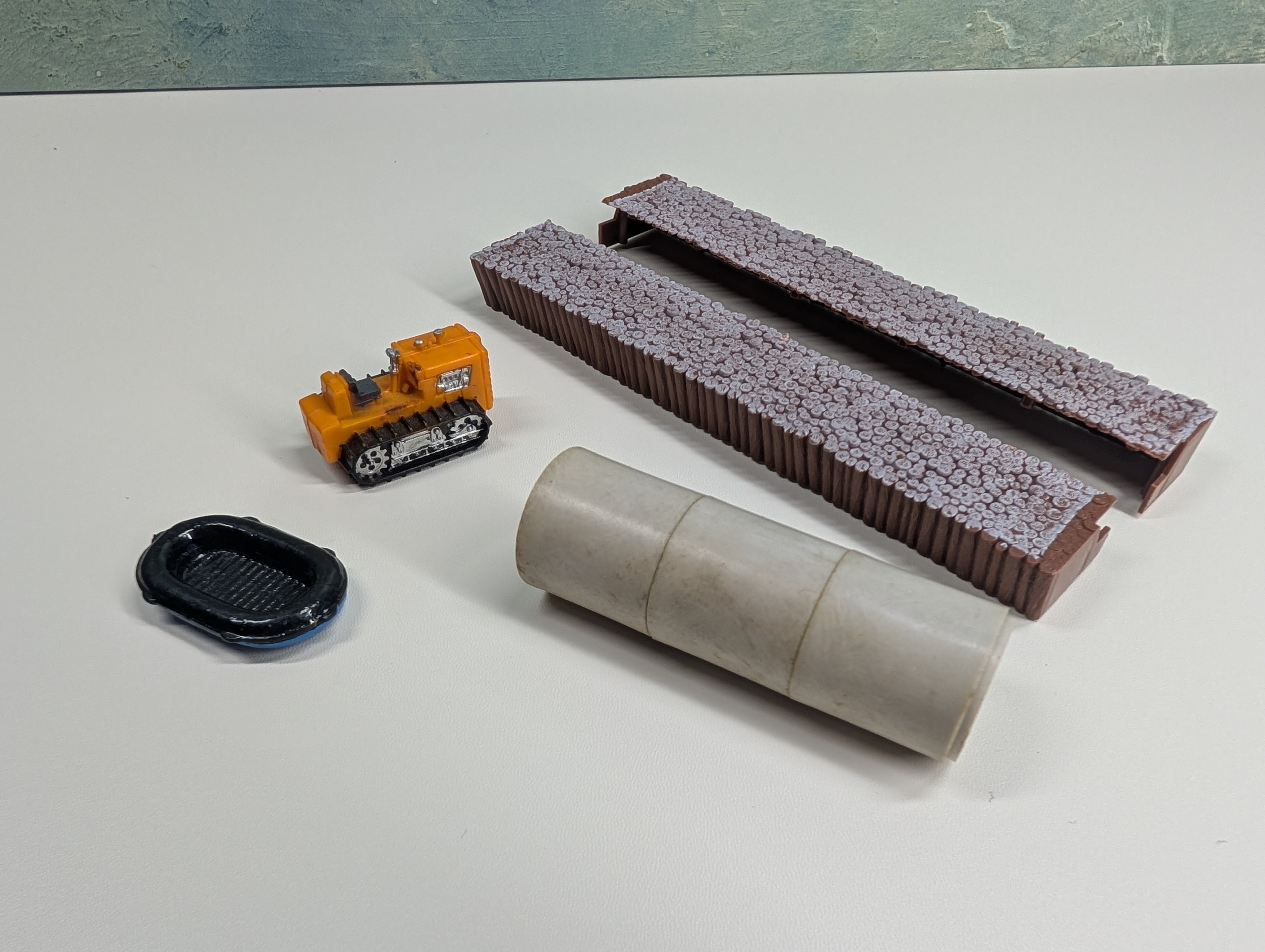 USED HO Scale Mixed Loads - Pulpwood, Culvert Pipes, Tractor & Boat