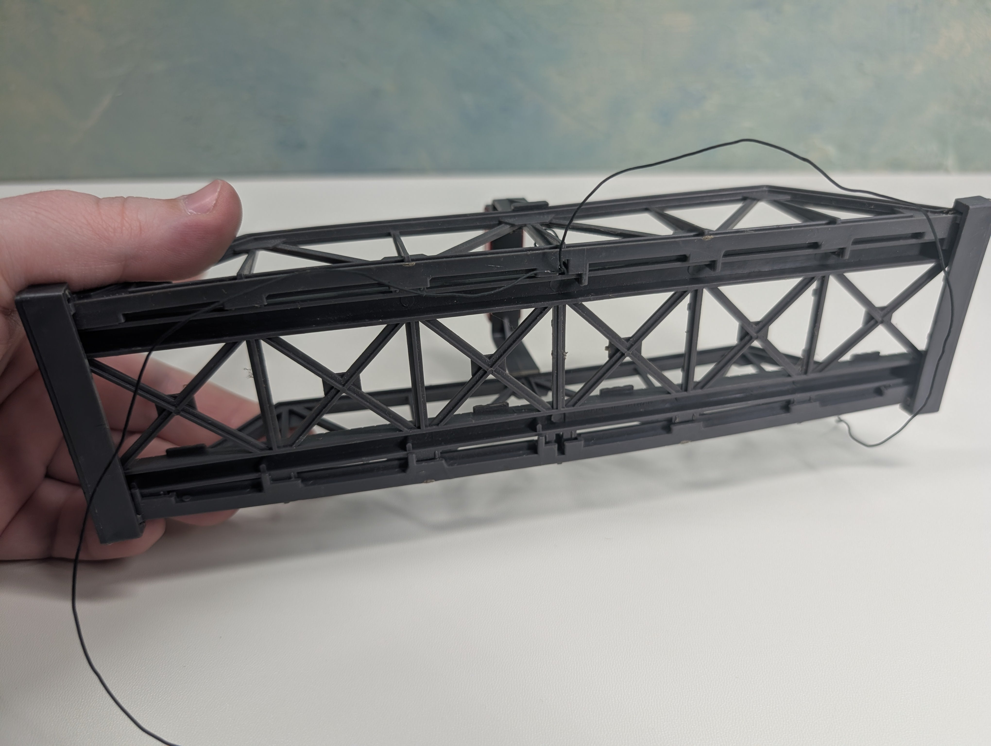 USED Life-Like HO Scale Gray Bridge with Red Blinking Light (Works)