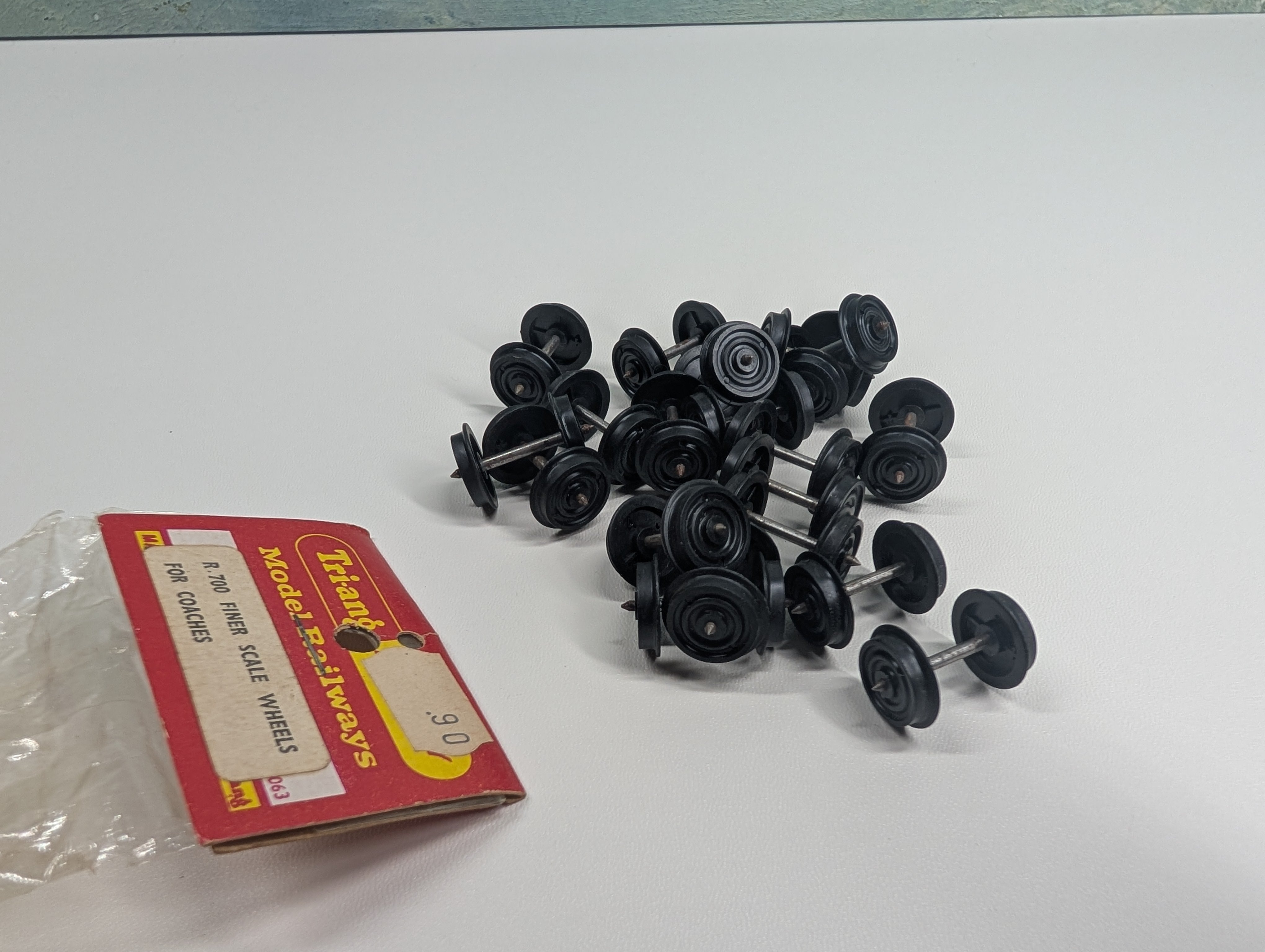 USED Hornby R700 HO Scale Finer Scale Wheels for Passenger Cars, Coaches (20 pcs)