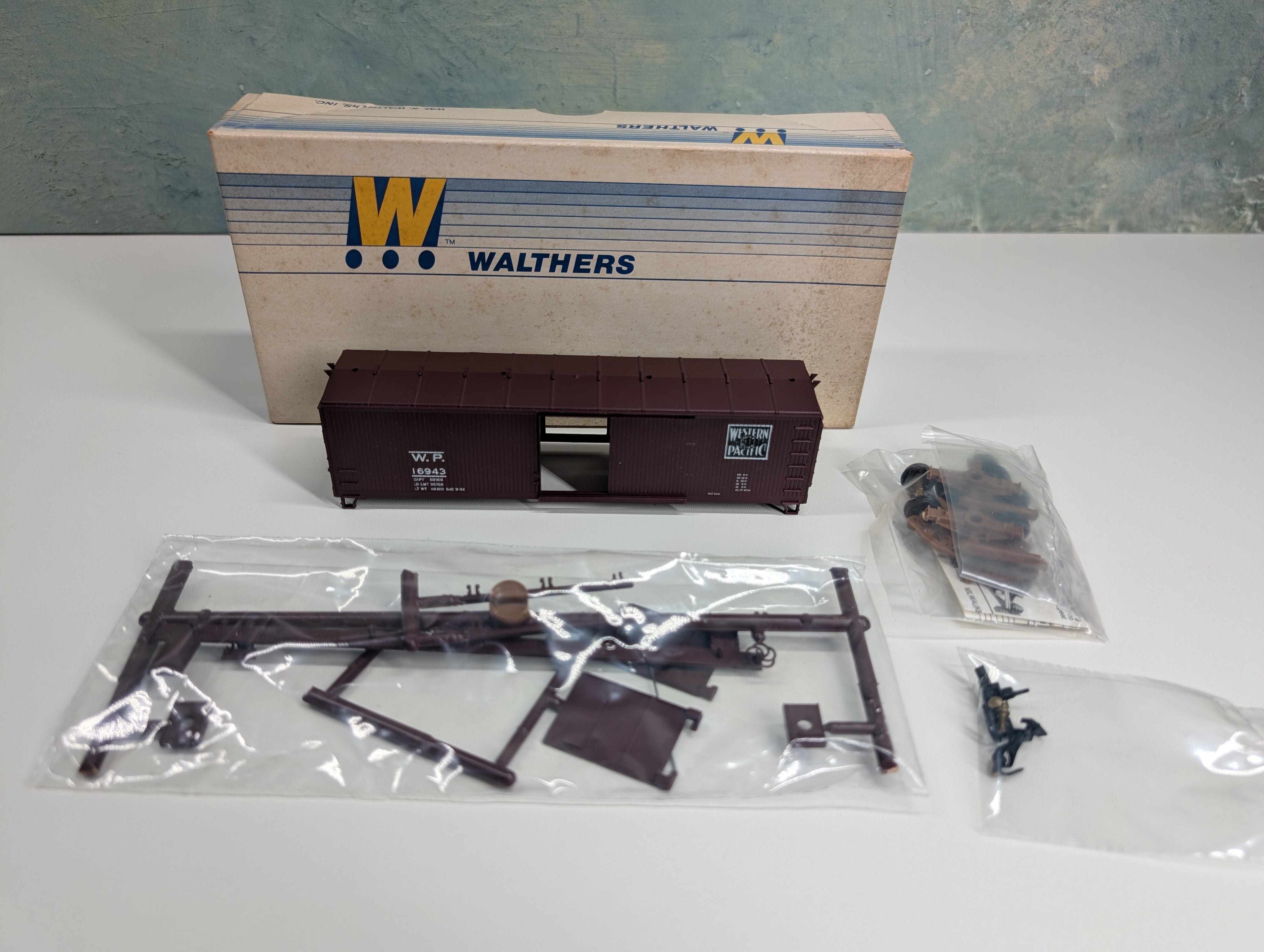 USED Walthers HO Scale 40' Wooden Box Car Western Pacific WP #16943 KIT