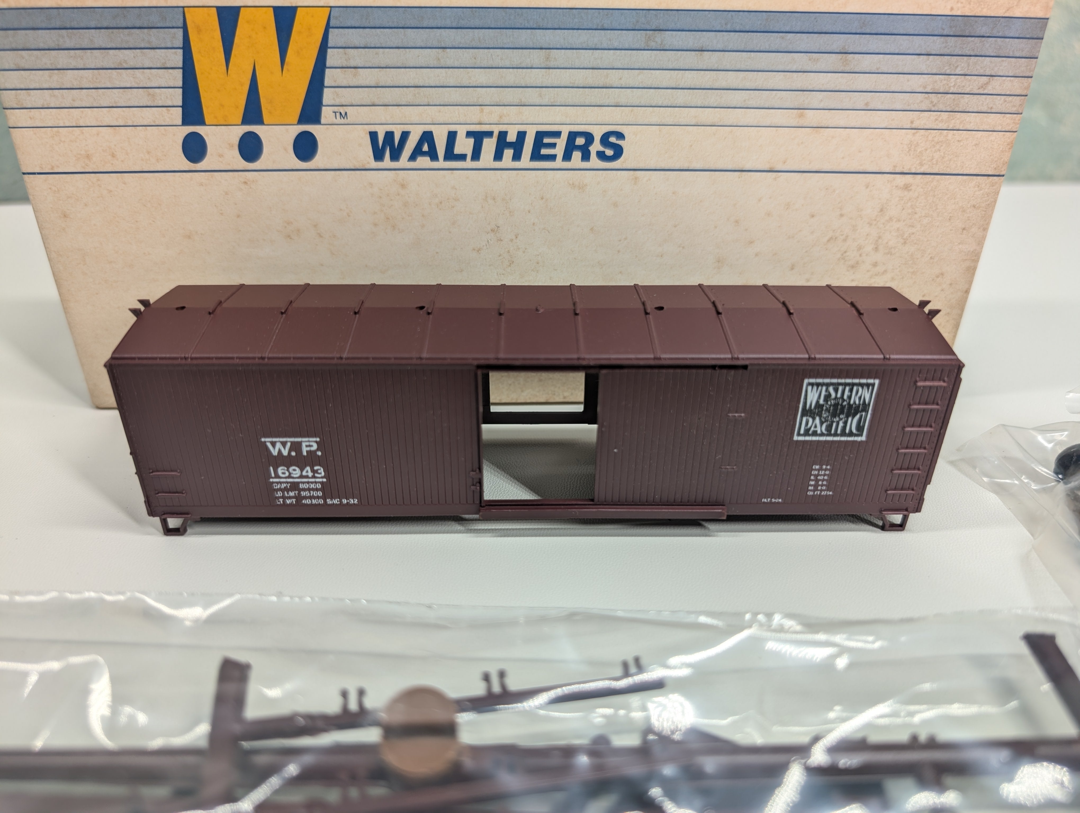 USED Walthers HO Scale 40' Wooden Box Car Western Pacific WP #16943 KIT