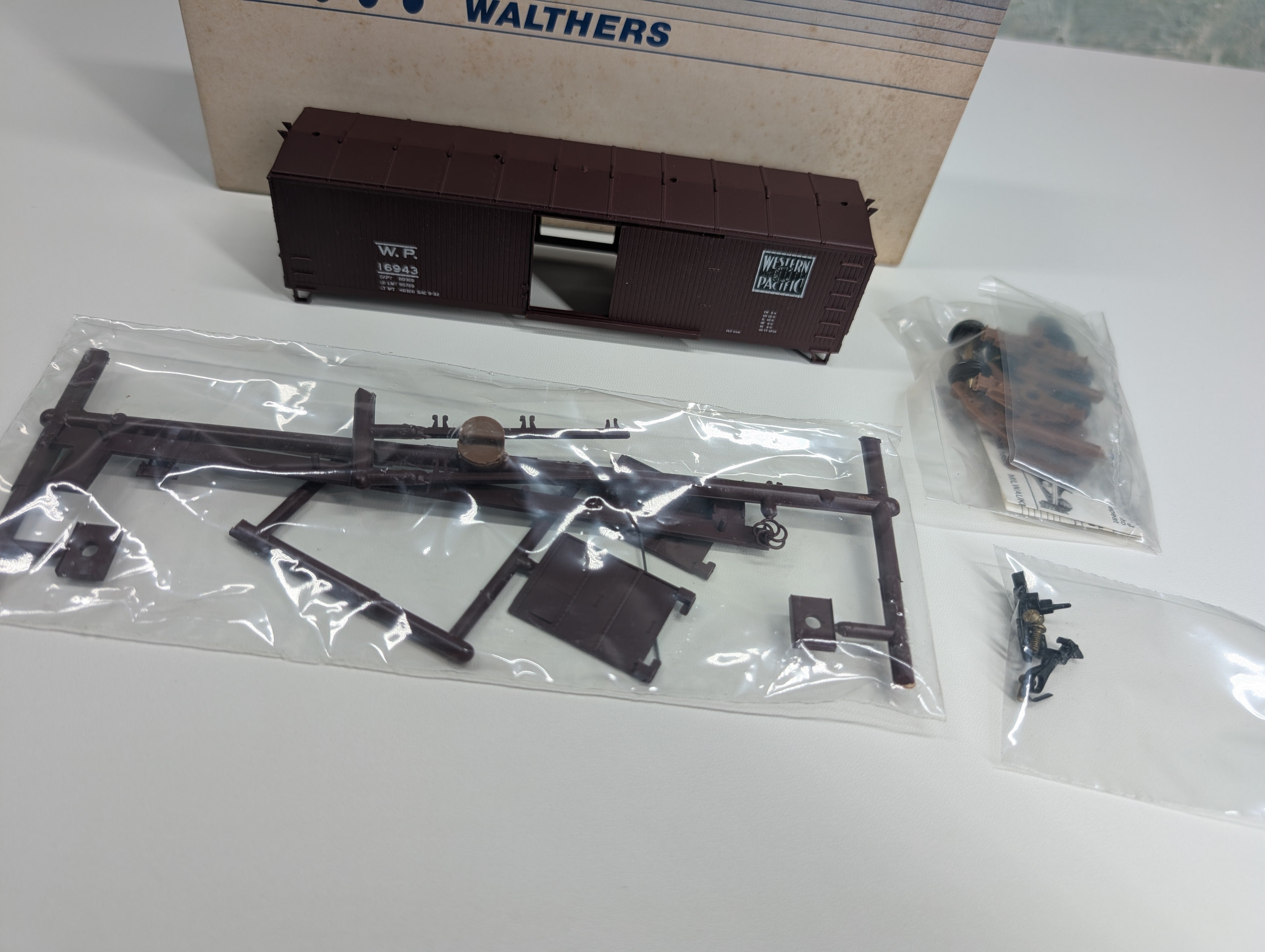 USED Walthers HO Scale 40' Wooden Box Car Western Pacific WP #16943 KIT