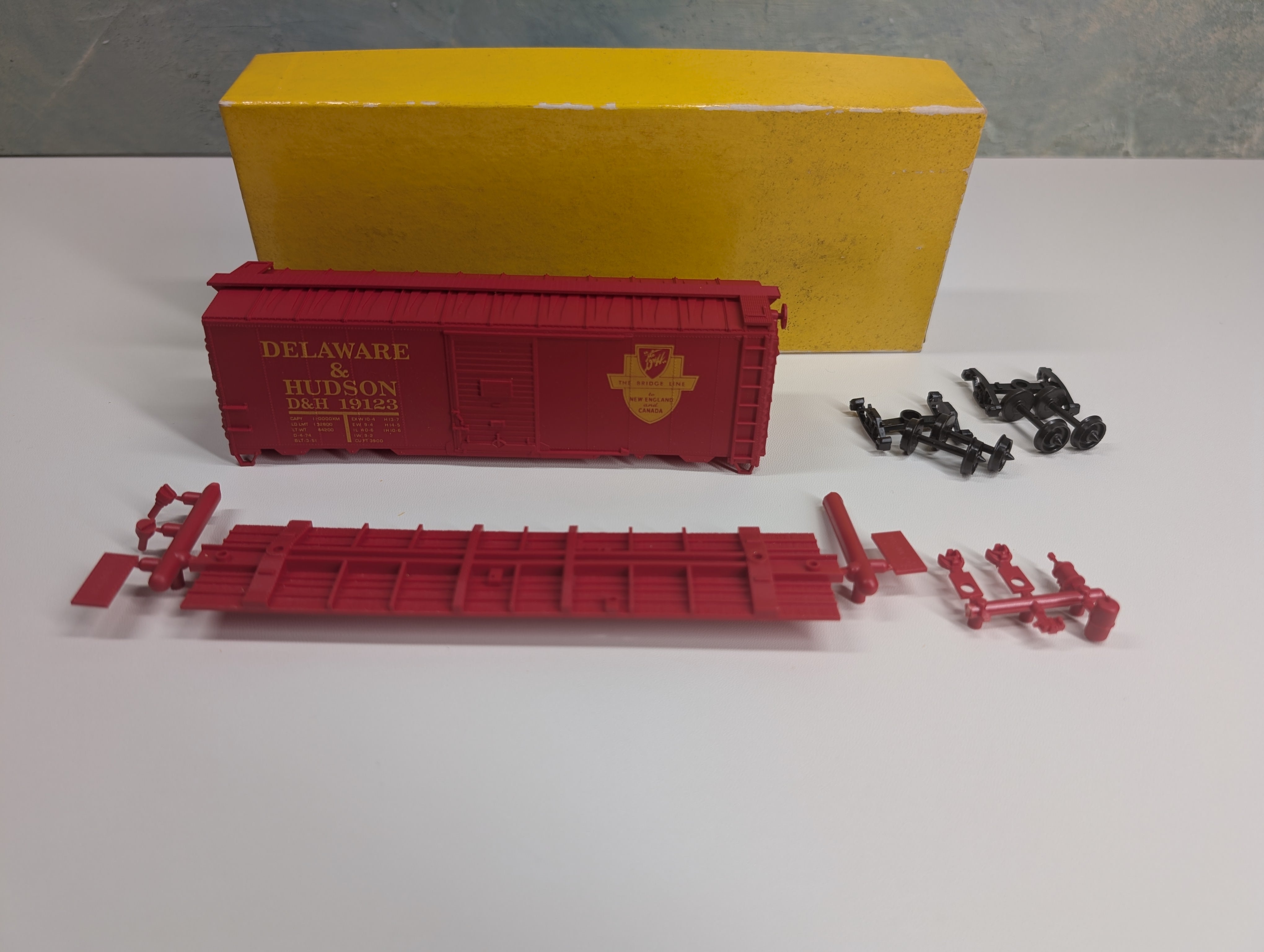 USED Accurail 1512 HO Scale 40' AAR Steel Box Car Delaware and Hudson D&H #19123 KIT