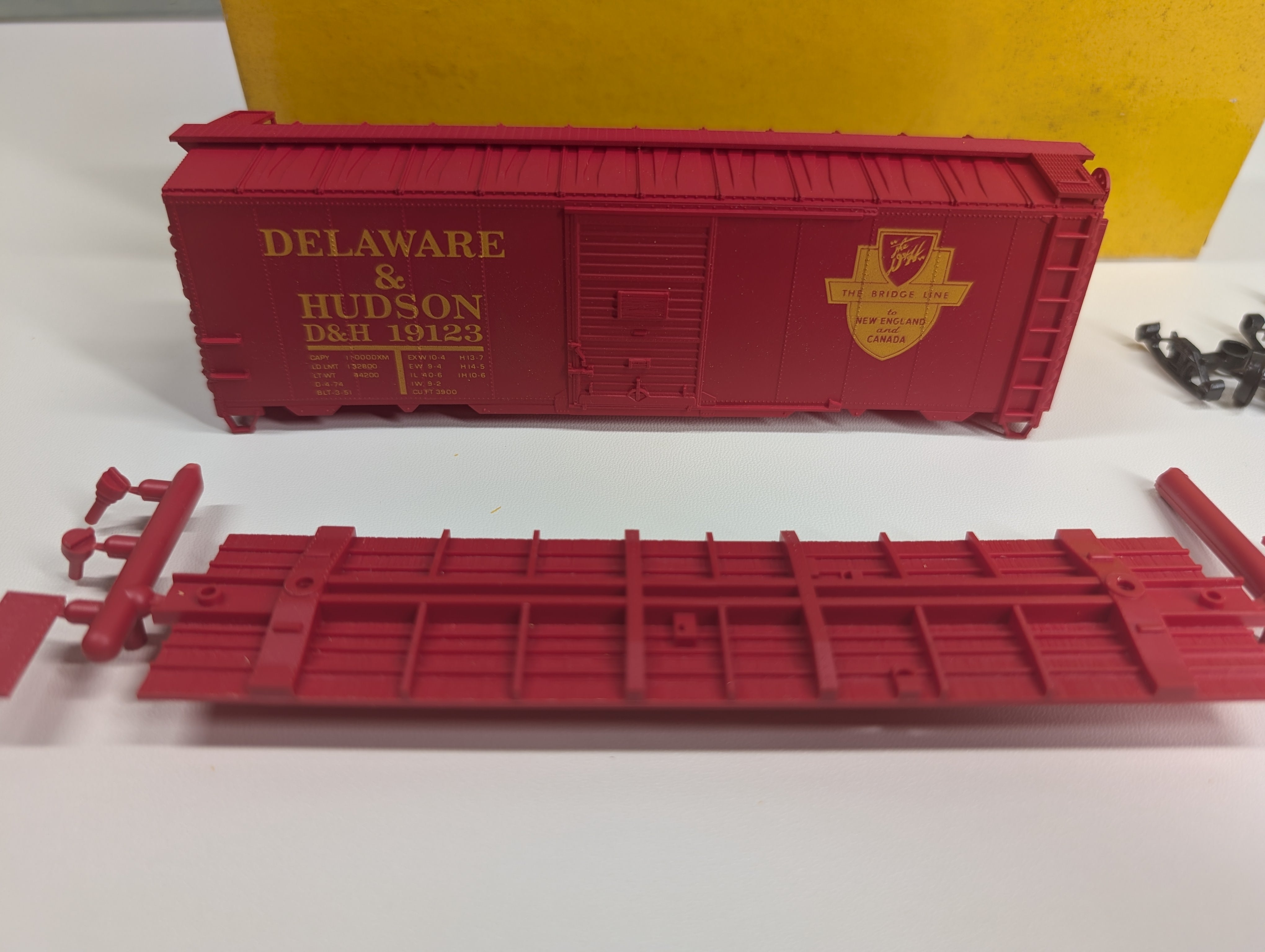 USED Accurail 1512 HO Scale 40' AAR Steel Box Car Delaware and Hudson D&H #19123 KIT