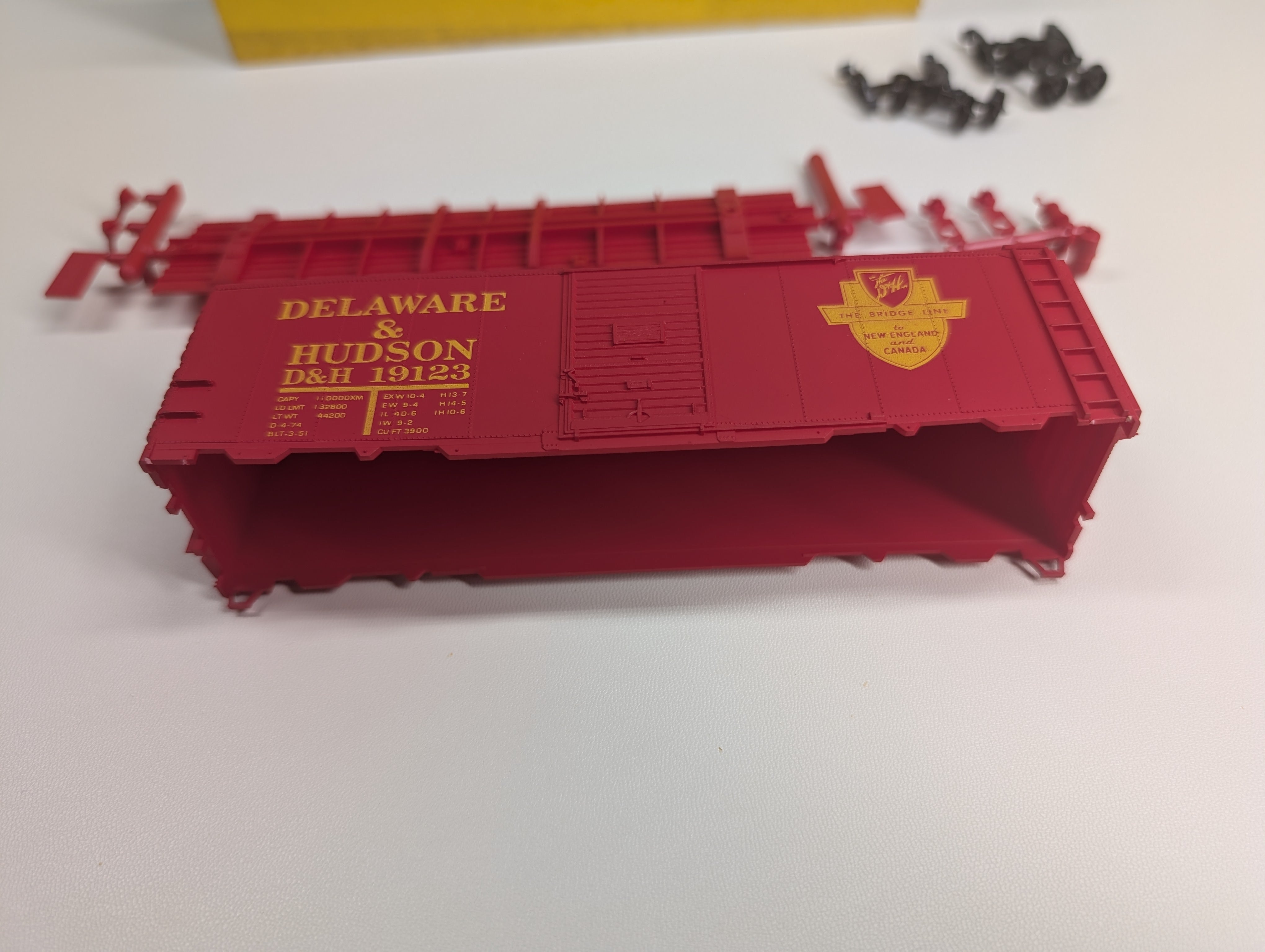 USED Accurail 1512 HO Scale 40' AAR Steel Box Car Delaware and Hudson D&H #19123 KIT