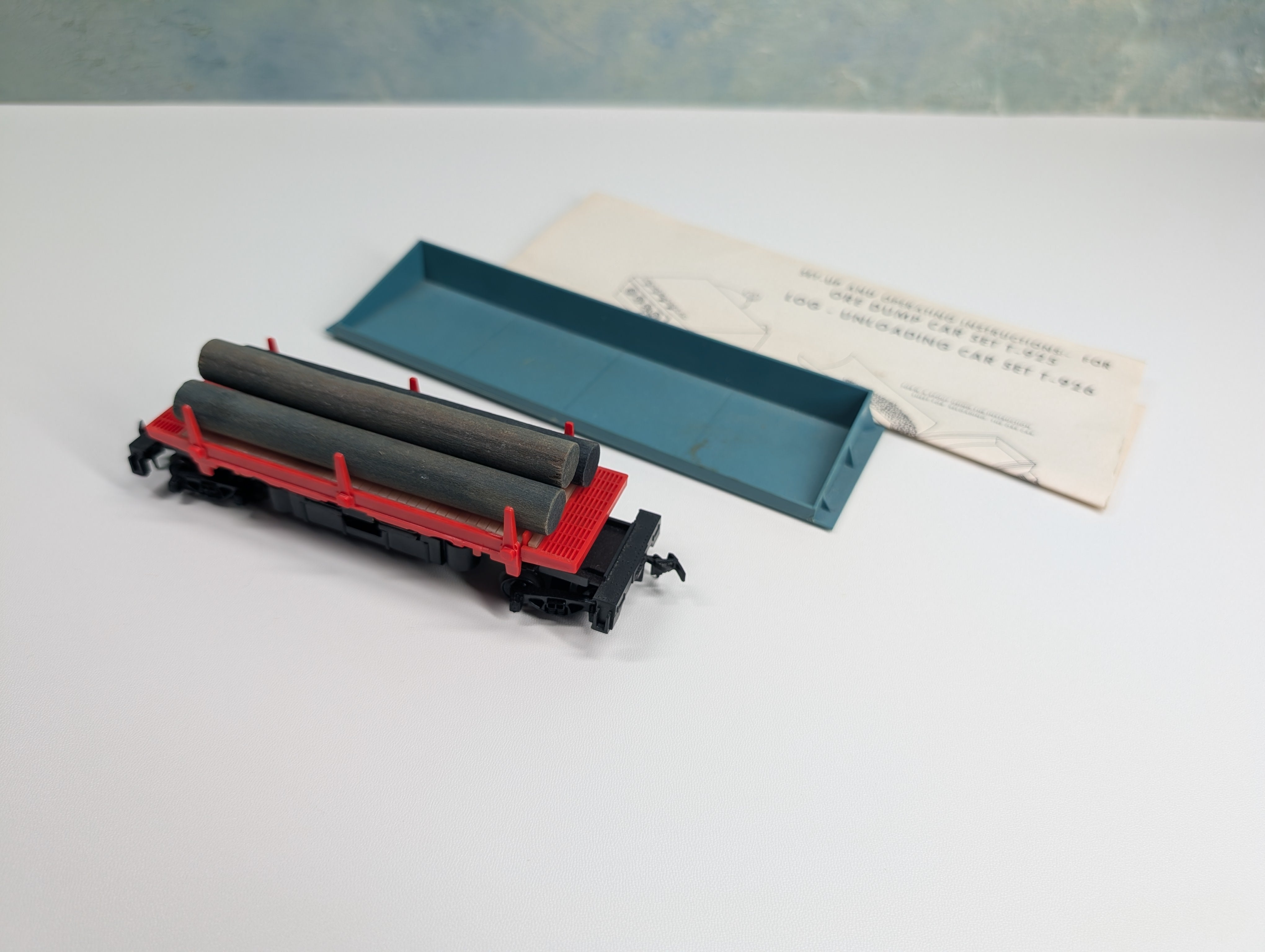 USED Tyco HO Scale Log Dumping Flat Car w/ Logs & Bin