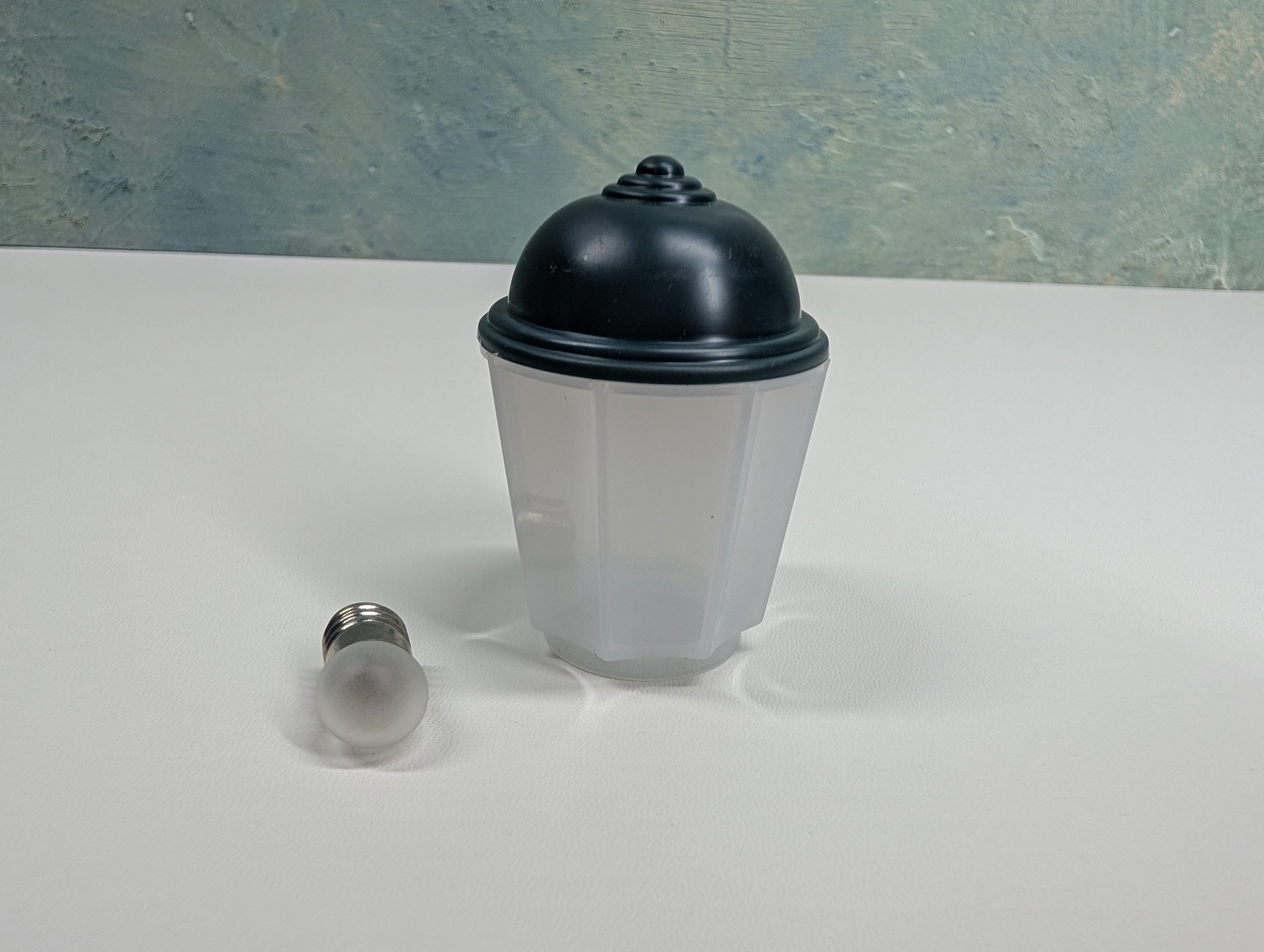 USED Life-Like 1961 G Scale Replacement Bulb and Shade for Lighted Street Lamp