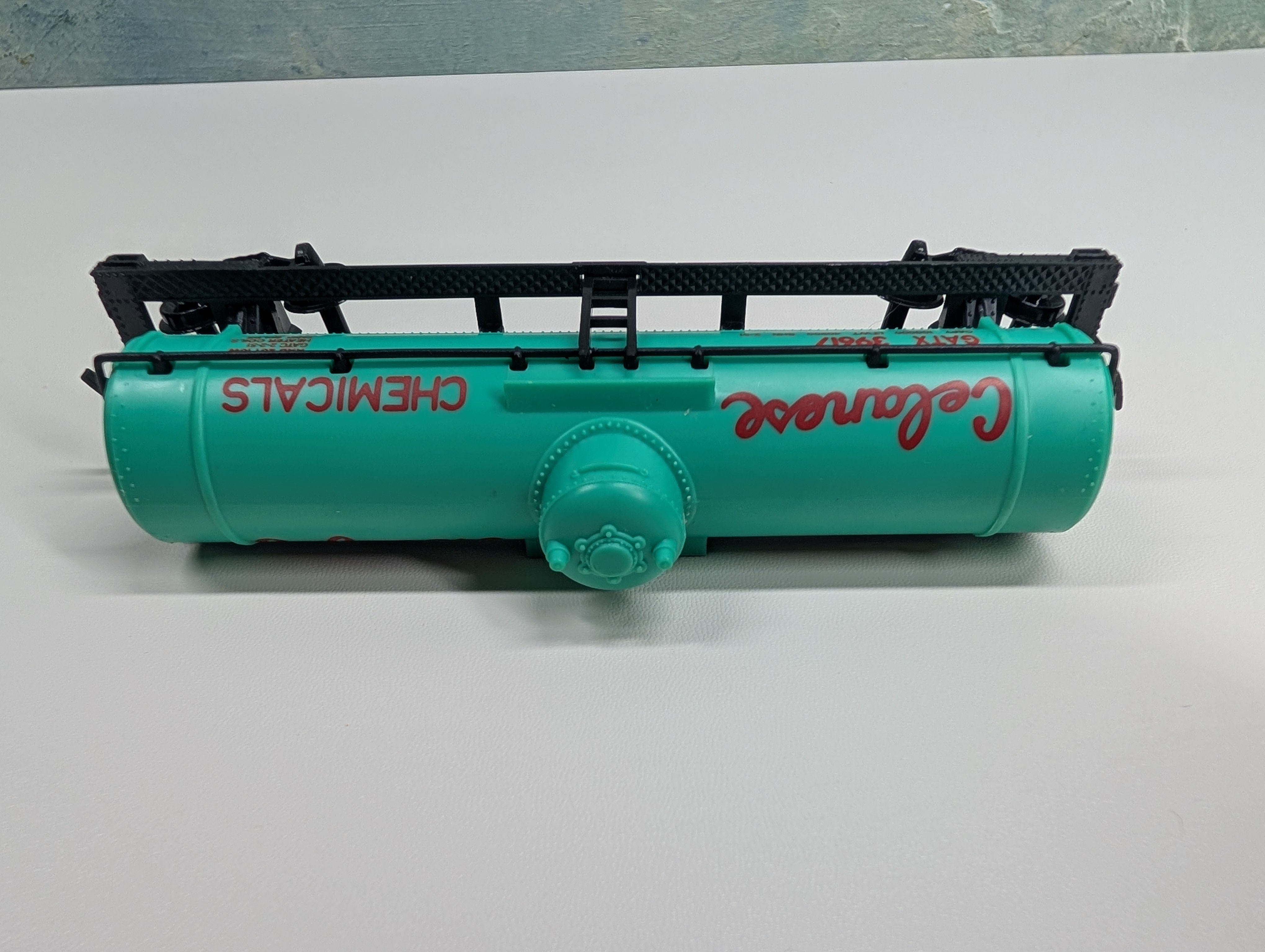 USED Model Power HO Scale Single Dome Tank Car Celanese Chemicals GATX #39617
