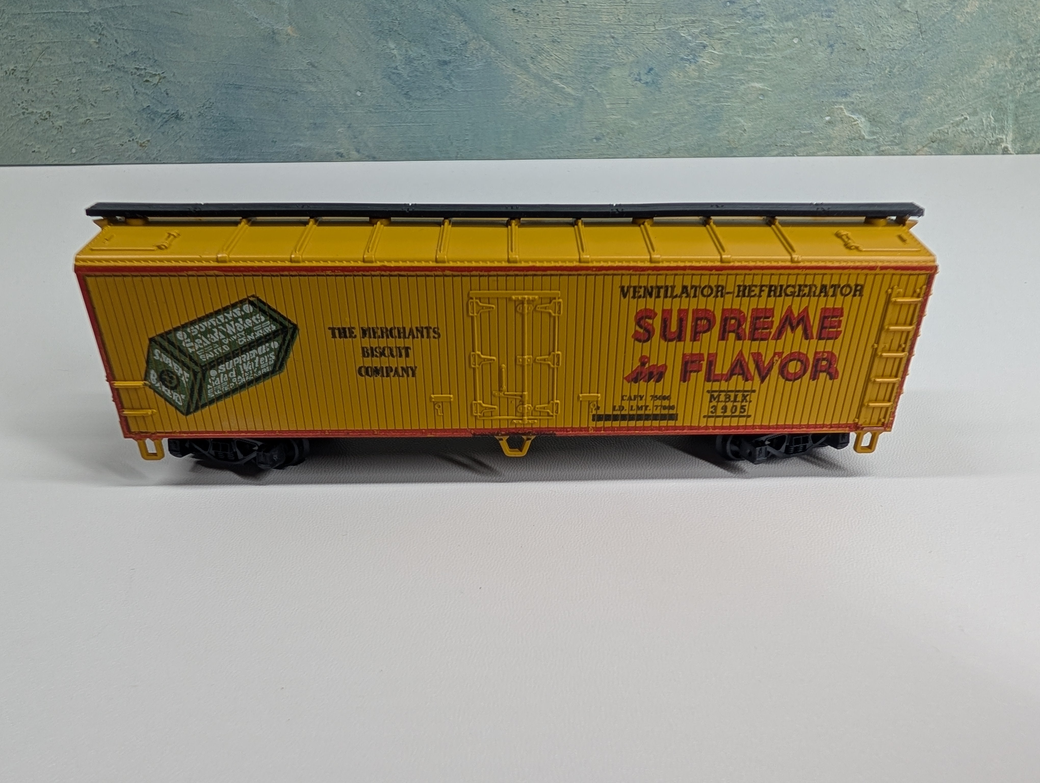 USED AHM HO Scale 40' Wooden Billboard Reefer Box Car Merchants Biscuit Co MBIX #3905