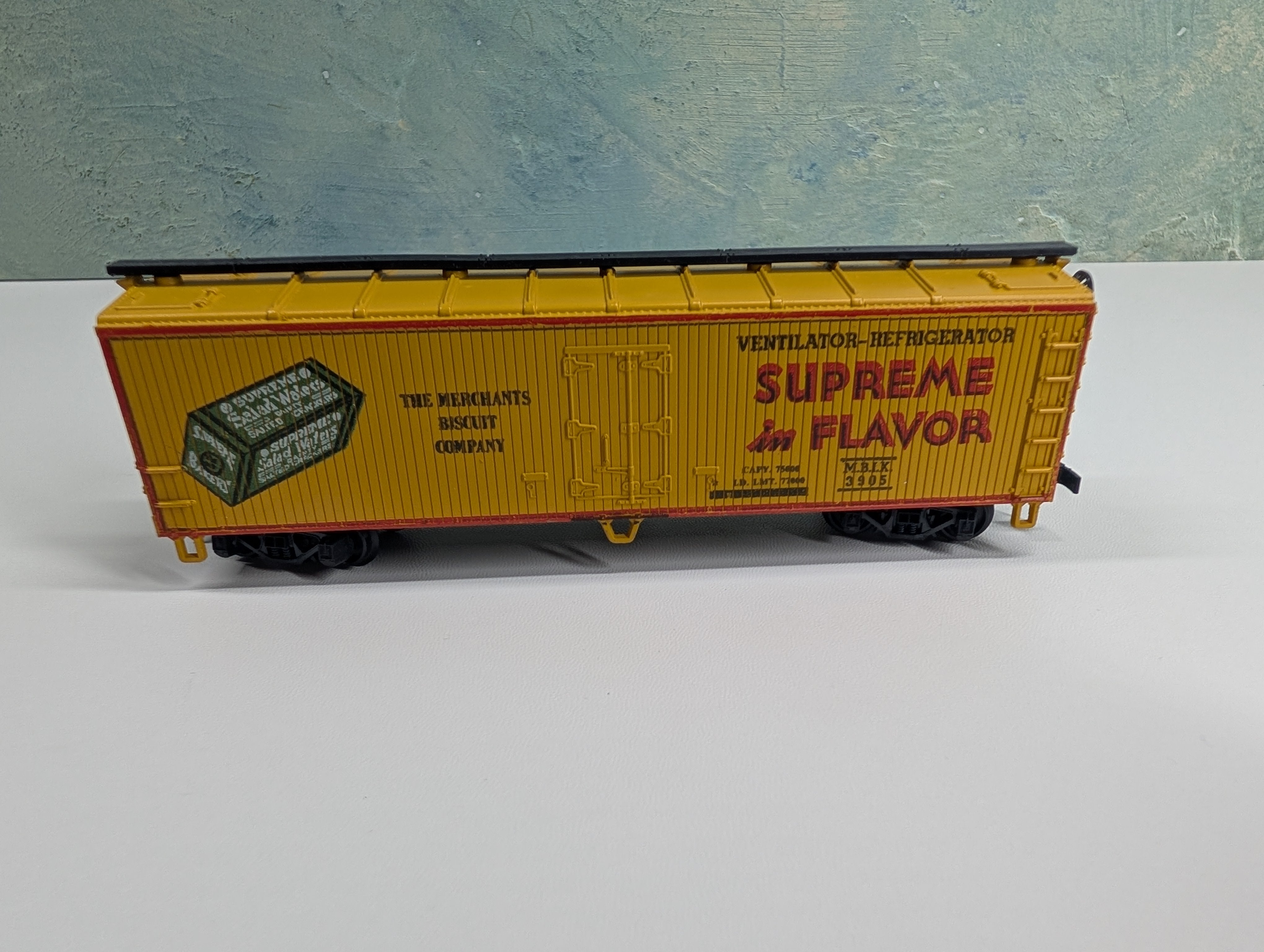 USED AHM HO Scale 40' Wooden Billboard Reefer Box Car Merchants Biscuit Co MBIX #3905