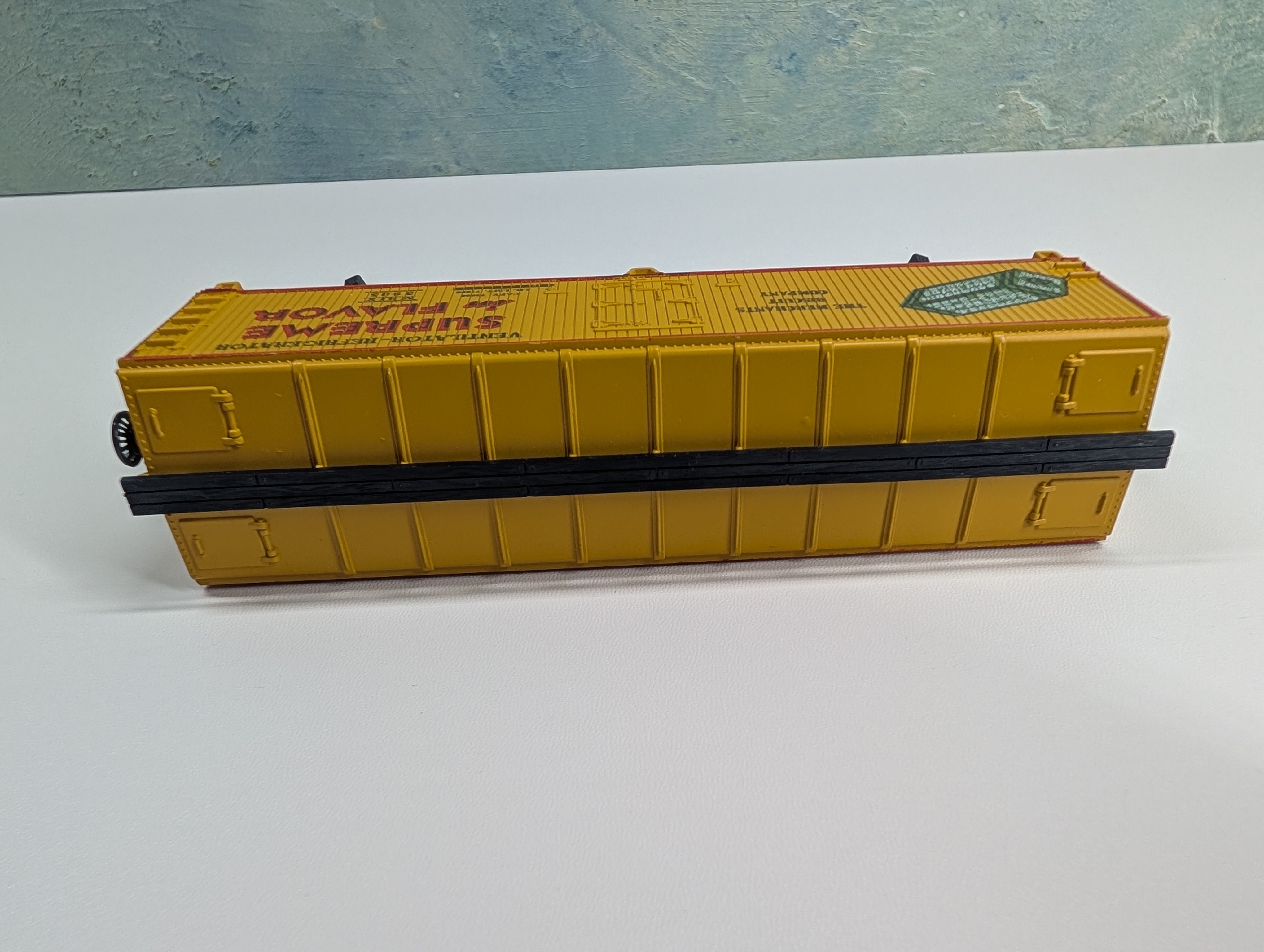 USED AHM HO Scale 40' Wooden Billboard Reefer Box Car Merchants Biscuit Co MBIX #3905