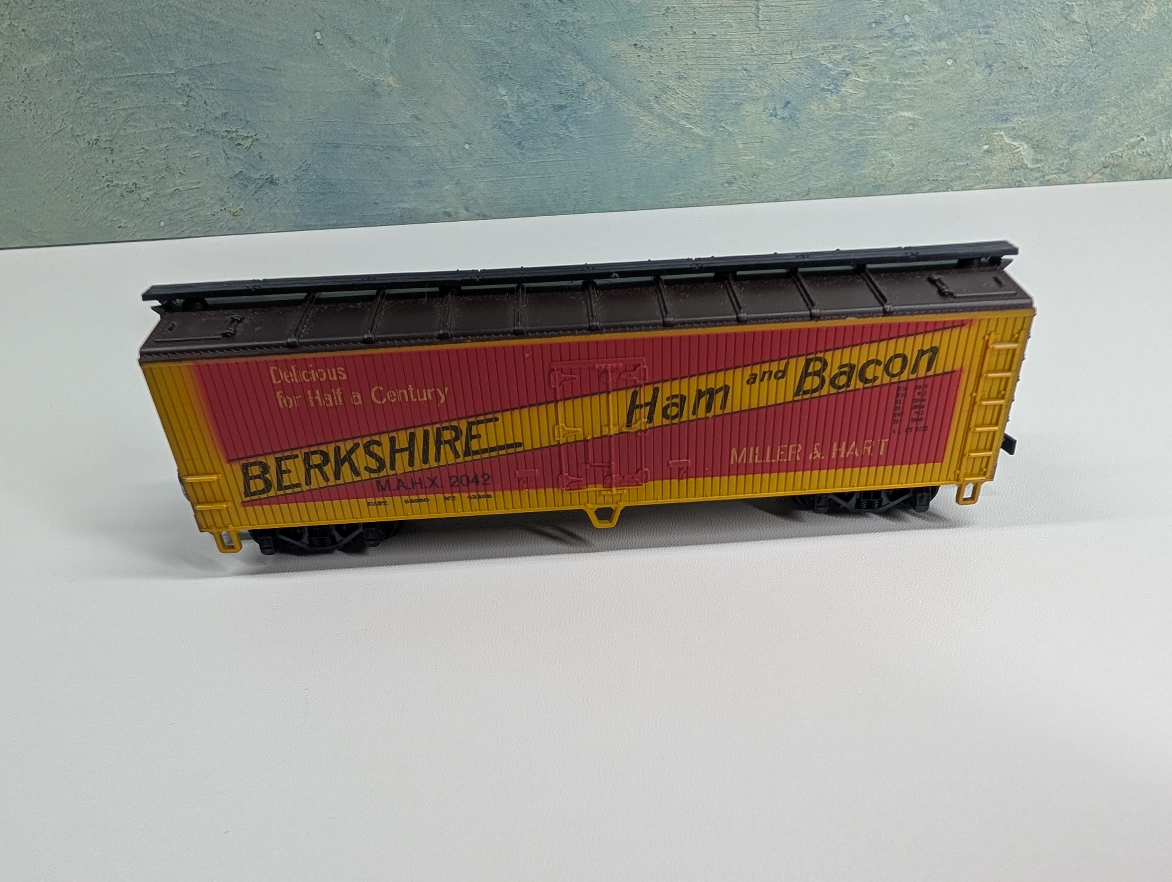 USED AHM HO Scale 40' Wooden Billboard Reefer Box Car Berkshire Ham & Bacon MAHX #2042